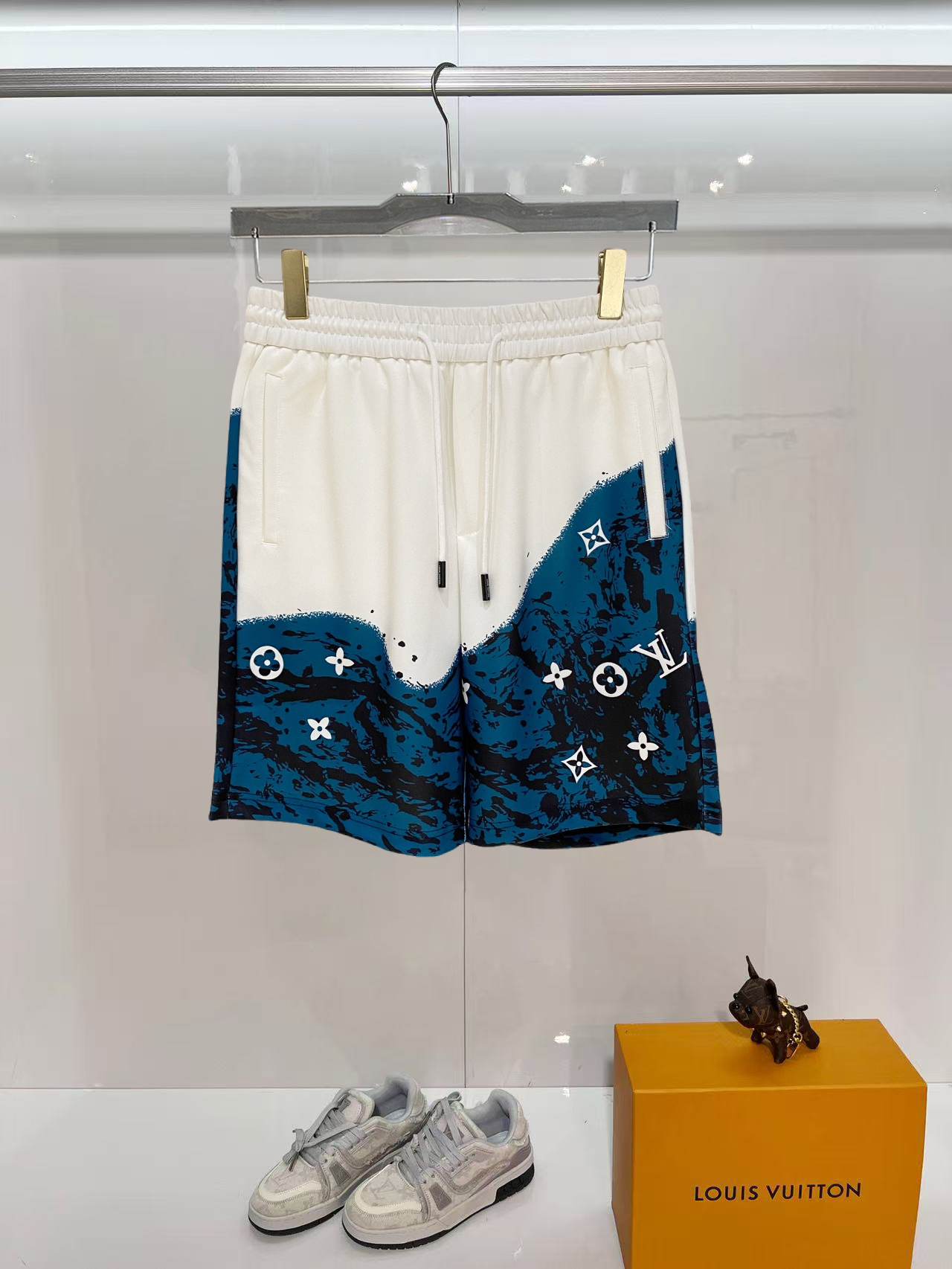 NO:840625,LV 2026 spring and summer new men's casual shorts, three-quarter pants, high-end goods, simple, fashionable and generous, customized original imported fabrics, simple and refreshing, high-quality workmanship details, exquisite, simple and generous, versatile style, elegant and handsome upper body, brand new sense of sight!  The appearance is incomparable, the details are in place, and the upper body is not picky!  Size M-3xL,,louis vuitton,shorts,19860909LV 2026春夏新款男士休闲短裤 五分裤 高端货简洁时尚大方定制原版进口面料简洁利落又清爽品质做工细节精美简约大方百搭款 上身优雅帅气,焕然一新的即视感！品相无敌,细节都很到位,上身不挑人！ 码数M-3xL,,louis vuitton,shorts,,Men's clothing