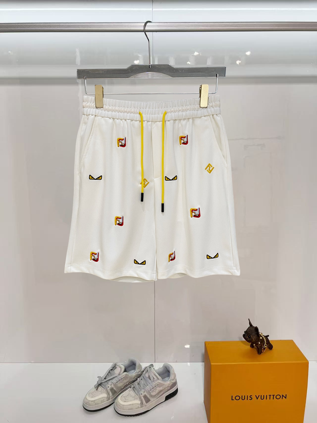 NO:840618,Fendi 2026 spring and summer new men's casual shorts, three-quarter pants, high-end goods, simple, fashionable and generous, customized original imported fabrics, simple and refreshing, high-quality workmanship details, exquisite, simple and generous, versatile style, elegant and handsome upper body, brand new sense of sight!  The appearance is incomparable, the details are in place, and the upper body is not picky!  Size M-3xL,,fendi,shorts,19860909芬迪 2026春夏新款男士休闲短裤 五分裤 高端货简洁时尚大方定制原版进口面料简洁利落又清爽品质做工细节精美简约大方百搭款 上身优雅帅气,焕然一新的即视感！品相无敌,细节都很到位,上身不挑人！ 码数M-3xL,,fendi,shorts,,Men's clothing