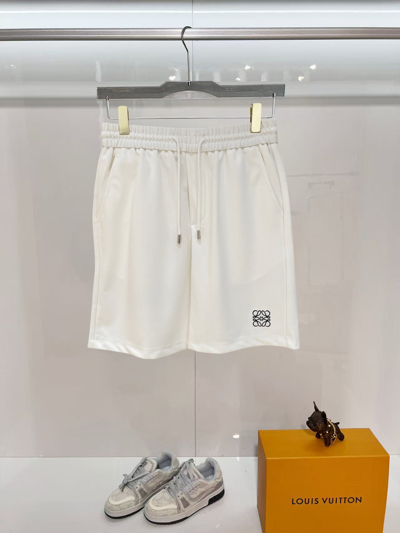 NO:840631,Loewe 2026 spring and summer new men's casual shorts, three-quarter pants, high-end goods, simple, fashionable and generous, customized original imported fabrics, simple and refreshing, high-quality workmanship details, exquisite, simple and generous, versatile style, elegant and handsome upper body, brand new sense of sight!  The appearance is incomparable, the details are in place, and the upper body is not picky!  Size M-3xL,,loewe,shorts,19860909罗意威 2026春夏新款男士休闲短裤 五分裤 高端货简洁时尚大方定制原版进口面料简洁利落又清爽品质做工细节精美简约大方百搭款 上身优雅帅气,焕然一新的即视感！品相无敌,细节都很到位,上身不挑人！ 码数M-3xL,,loewe,shorts,,Men's clothing