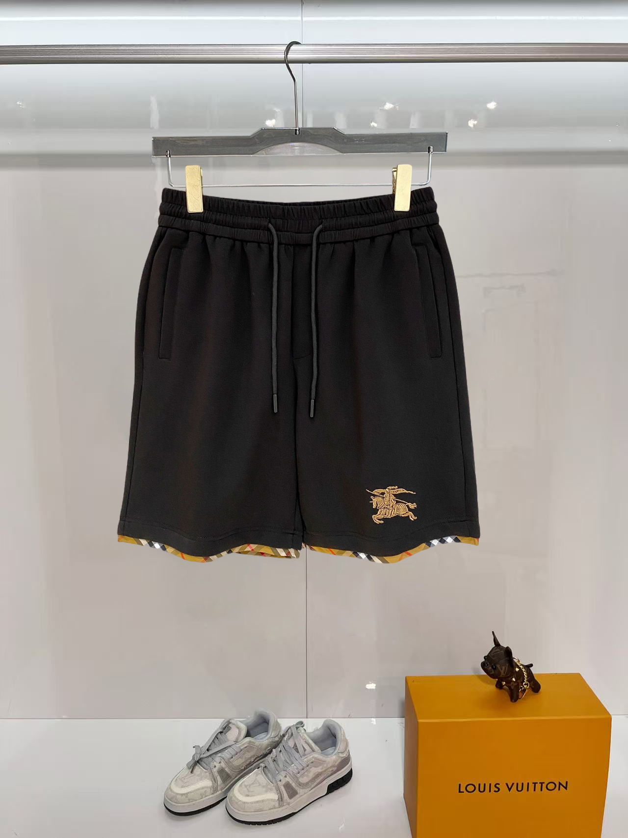 NO:840637,Burberry 2026 spring and summer new men's casual shorts, five-quarter pants, high-end goods, simple, fashionable and generous, customized original imported fabrics, simple and refreshing, high-quality workmanship details, exquisite, simple and generous, versatile style, elegant and handsome upper body, brand new sense of sight!  The appearance is incomparable, the details are in place, and the upper body is not picky!  Size M-3xL,,burberry,shorts,19860909巴宝莉 2026春夏新款男士休闲短裤 五分裤 高端货简洁时尚大方定制原版进口面料简洁利落又清爽品质做工细节精美简约大方百搭款 上身优雅帅气,焕然一新的即视感！品相无敌,细节都很到位,上身不挑人！ 码数M-3xL,,burberry,shorts,,Men's clothing