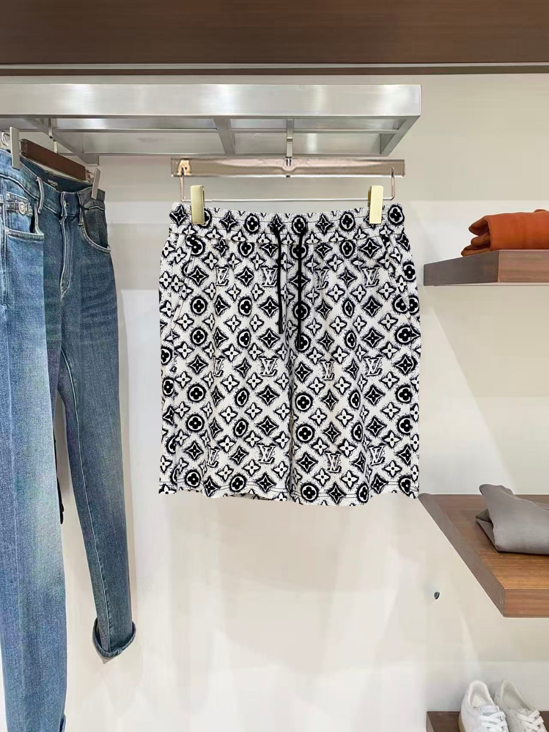 NO:846058,LV 2026 spring and summer new men's casual shorts, three-quarter pants, high-end goods, simple, fashionable and generous, customized original imported fabrics, simple and refreshing, high-quality workmanship details, exquisite, simple and generous, versatile style, elegant and handsome upper body, brand new sense of sight!  The appearance is incomparable, the details are in place, and the upper body is not picky!  Size M-3xL,,louis vuitton,shorts,19860909LV 2026春夏新款男士休闲短裤 五分裤 高端货简洁时尚大方定制原版进口面料简洁利落又清爽品质做工细节精美简约大方百搭款 上身优雅帅气,焕然一新的即视感！品相无敌,细节都很到位,上身不挑人！ 码数M-3xL,,louis vuitton,shorts,,Men's clothing