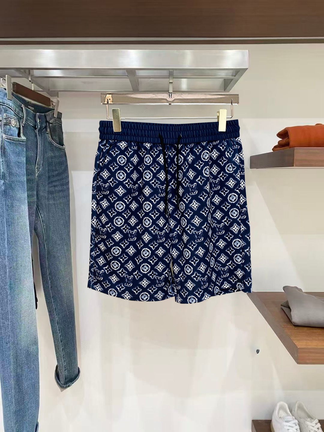 NO:846076,LV 2026 spring and summer new men's casual shorts, three-quarter pants, high-end goods, simple, fashionable and generous, customized original imported fabrics, simple and refreshing, high-quality workmanship details, exquisite, simple and generous, versatile style, elegant and handsome upper body, brand new sense of sight!  The appearance is incomparable, the details are in place, and the upper body is not picky!  Size M-3xL,,louis vuitton,shorts,19860909LV 2026春夏新款男士休闲短裤 五分裤 高端货简洁时尚大方定制原版进口面料简洁利落又清爽品质做工细节精美简约大方百搭款 上身优雅帅气,焕然一新的即视感！品相无敌,细节都很到位,上身不挑人！ 码数M-3xL,,louis vuitton,shorts,,Men's clothing