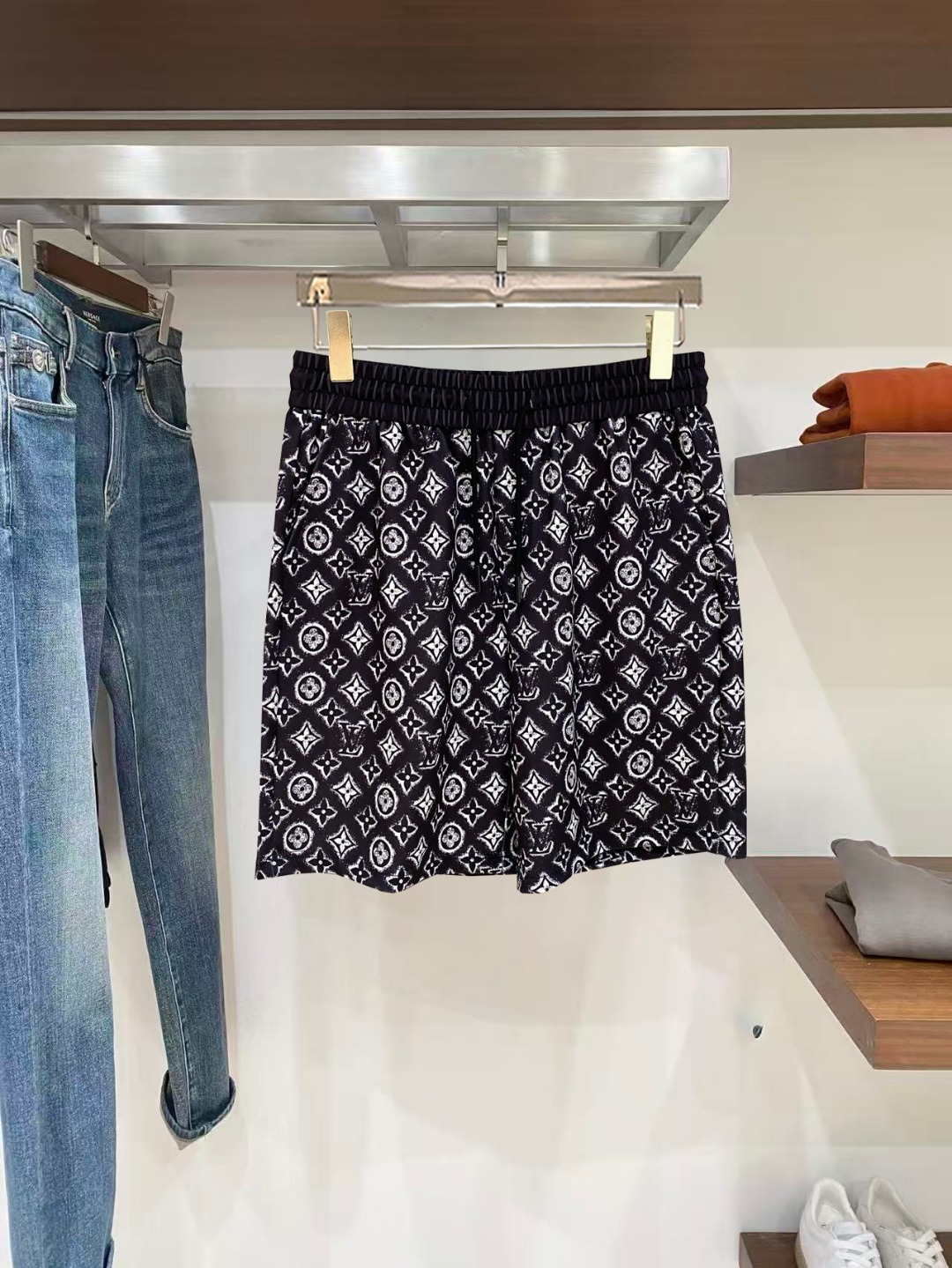 NO:846064,LV 2026 spring and summer new men's casual shorts, three-quarter pants, high-end goods, simple, fashionable and generous, customized original imported fabrics, simple and refreshing, high-quality workmanship details, exquisite, simple and generous, versatile style, elegant and handsome upper body, brand new sense of sight!  The appearance is incomparable, the details are in place, and the upper body is not picky!  Size M-3xL,,louis vuitton,shorts,19860909LV 2026春夏新款男士休闲短裤 五分裤 高端货简洁时尚大方定制原版进口面料简洁利落又清爽品质做工细节精美简约大方百搭款 上身优雅帅气,焕然一新的即视感！品相无敌,细节都很到位,上身不挑人！ 码数M-3xL,,louis vuitton,shorts,,Men's clothing