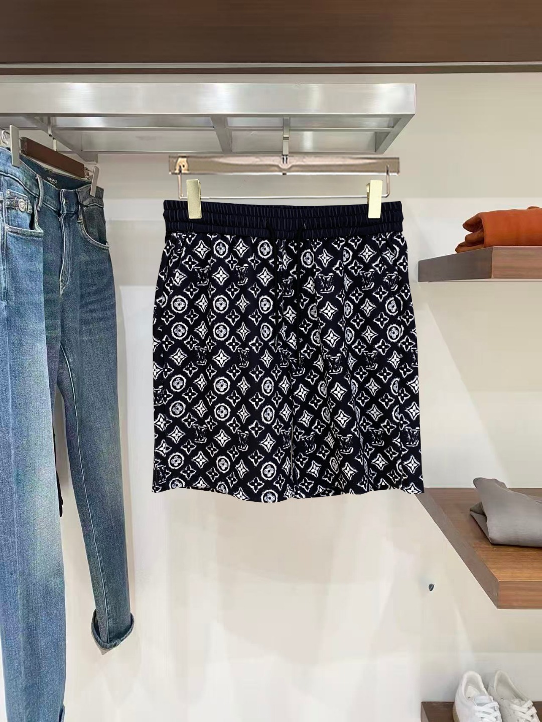 NO:846045,LV 2026 spring and summer new men's casual shorts, three-quarter pants, high-end goods, simple, fashionable and generous, customized original imported fabrics, simple and refreshing, high-quality workmanship details, exquisite, simple and generous, versatile style, elegant and handsome upper body, brand new sense of sight!  The appearance is incomparable, the details are in place, and the upper body is not picky!  Size M-3xL,,louis vuitton,shorts,19860909LV 2026春夏新款男士休闲短裤 五分裤 高端货简洁时尚大方定制原版进口面料简洁利落又清爽品质做工细节精美简约大方百搭款 上身优雅帅气,焕然一新的即视感！品相无敌,细节都很到位,上身不挑人！ 码数M-3xL,,louis vuitton,shorts,,Men's clothing