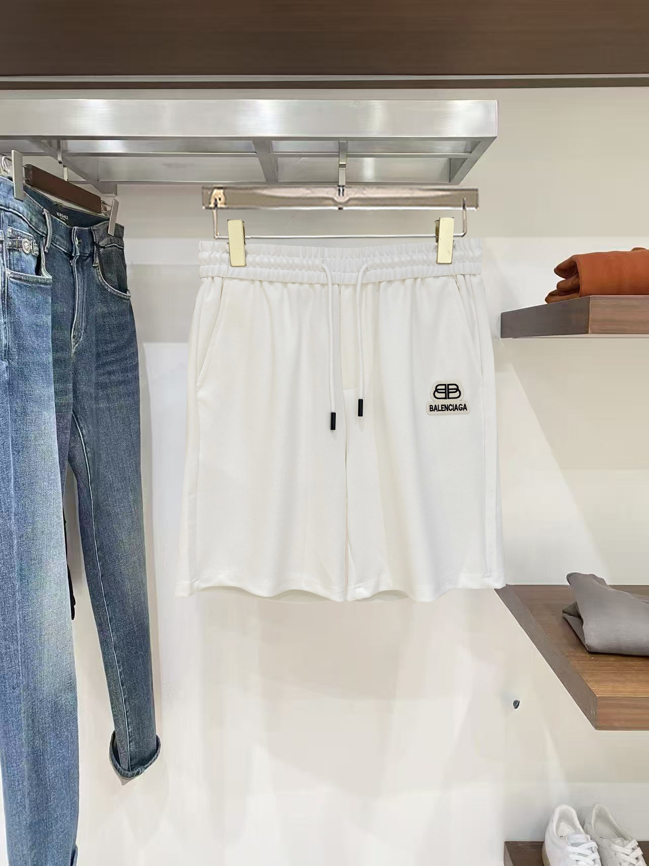 NO:846032,Balenciaga 2026 spring and summer new men's casual shorts, five-quarter pants, high-end goods, simple, fashionable and generous, customized original imported fabrics, simple and refreshing, high-quality workmanship details, exquisite, simple and generous, versatile style, elegant and handsome upper body, brand new sense of sight!  The appearance is incomparable, the details are in place, and the upper body is not picky!  Size M-3xL,,balenciaga,shorts,19860909巴黎世家 2026春夏新款男士休闲短裤 五分裤 高端货简洁时尚大方定制原版进口面料简洁利落又清爽品质做工细节精美简约大方百搭款 上身优雅帅气,焕然一新的即视感！品相无敌,细节都很到位,上身不挑人！ 码数M-3xL,,balenciaga,shorts,,Men's clothing