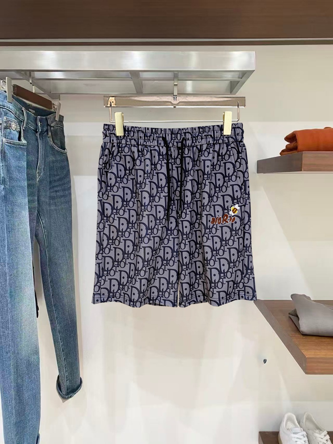 NO:846062,Dior 2026 spring and summer new men's casual shorts, three-quarter pants, high-end goods, simple, fashionable and generous, customized original imported fabrics, simple and refreshing, high-quality workmanship details, exquisite, simple and generous, versatile style, elegant and handsome upper body, brand new sense of sight!  The appearance is incomparable, the details are in place, and the upper body is not picky!  Size M-3xL,,dior,shorts,19860909迪奥 2026春夏新款男士休闲短裤 五分裤 高端货简洁时尚大方定制原版进口面料简洁利落又清爽品质做工细节精美简约大方百搭款 上身优雅帅气,焕然一新的即视感！品相无敌,细节都很到位,上身不挑人！ 码数M-3xL,,dior,shorts,,Men's clothing