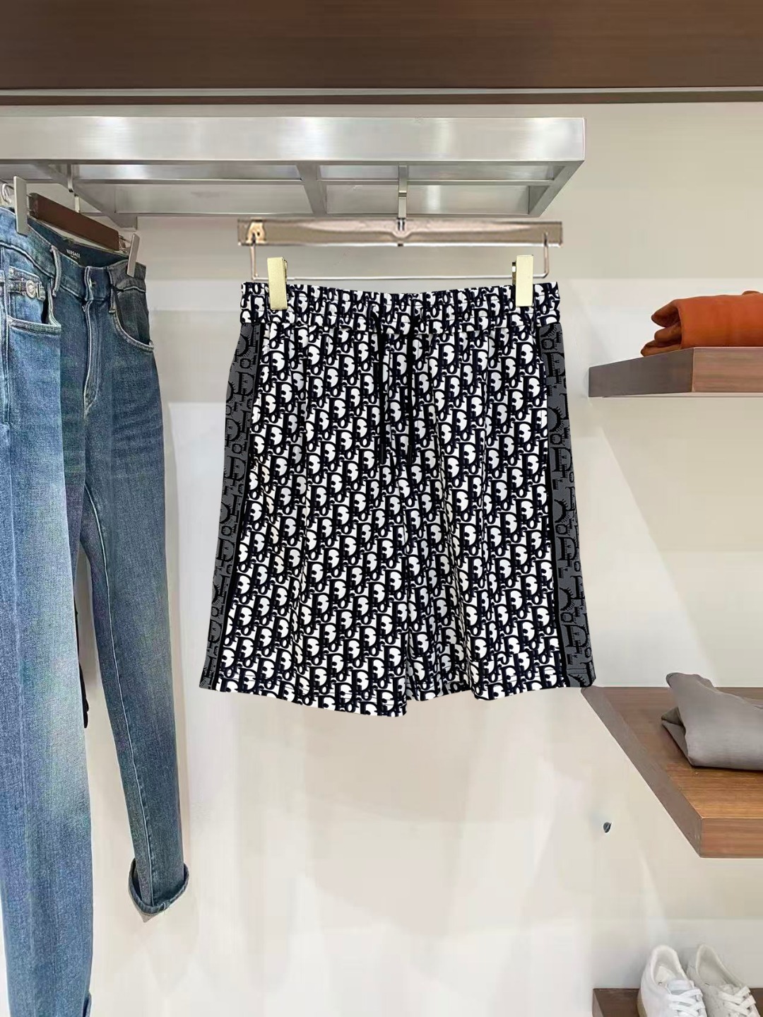 NO:846044,Dior 2026 spring and summer new men's casual shorts, three-quarter pants, high-end goods, simple, fashionable and generous, customized original imported fabrics, simple and refreshing, high-quality workmanship details, exquisite, simple and generous, versatile style, elegant and handsome upper body, brand new sense of sight!  The appearance is incomparable, the details are in place, and the upper body is not picky!  Size M-3xL,,dior,shorts,19860909迪奥 2026春夏新款男士休闲短裤 五分裤 高端货简洁时尚大方定制原版进口面料简洁利落又清爽品质做工细节精美简约大方百搭款 上身优雅帅气,焕然一新的即视感！品相无敌,细节都很到位,上身不挑人！ 码数M-3xL,,dior,shorts,,Men's clothing
