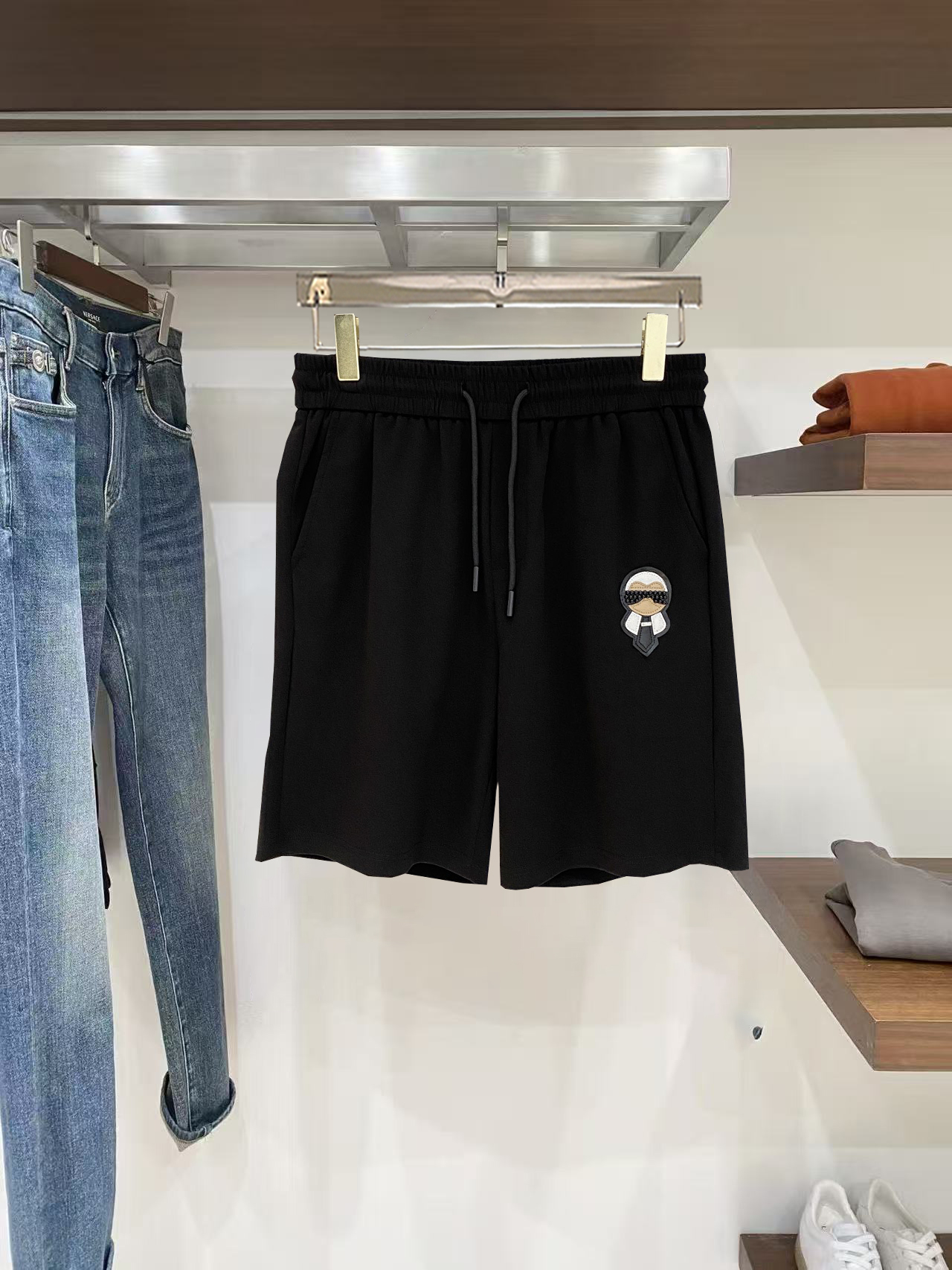 NO:846022,Fendi 2026 spring and summer new men's casual shorts, three-quarter pants, high-end goods, simple, fashionable and generous, customized original imported fabrics, simple and refreshing, high-quality workmanship details, exquisite, simple and generous, versatile style, elegant and handsome upper body, brand new sense of sight!  The appearance is incomparable, the details are in place, and the upper body is not picky!  Size M-3xL,,fendi,shorts,19860909芬迪 2026春夏新款男士休闲短裤 五分裤 高端货简洁时尚大方定制原版进口面料简洁利落又清爽品质做工细节精美简约大方百搭款 上身优雅帅气,焕然一新的即视感！品相无敌,细节都很到位,上身不挑人！ 码数M-3xL,,fendi,shorts,,Men's clothing