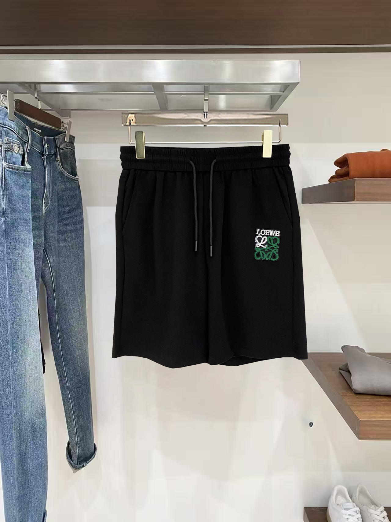 NO:846039,Loewe 2026 spring and summer new men's casual shorts, three-quarter pants, high-end goods, simple, fashionable and generous, customized original imported fabrics, simple and refreshing, high-quality workmanship details, exquisite, simple and generous, versatile style, elegant and handsome upper body, brand new sense of sight!  The appearance is incomparable, the details are in place, and the upper body is not picky!  Size M-3xL,,loewe,shorts,19860909罗意威 2026春夏新款男士休闲短裤 五分裤 高端货简洁时尚大方定制原版进口面料简洁利落又清爽品质做工细节精美简约大方百搭款 上身优雅帅气,焕然一新的即视感！品相无敌,细节都很到位,上身不挑人！ 码数M-3xL,,loewe,shorts,,Men's clothing
