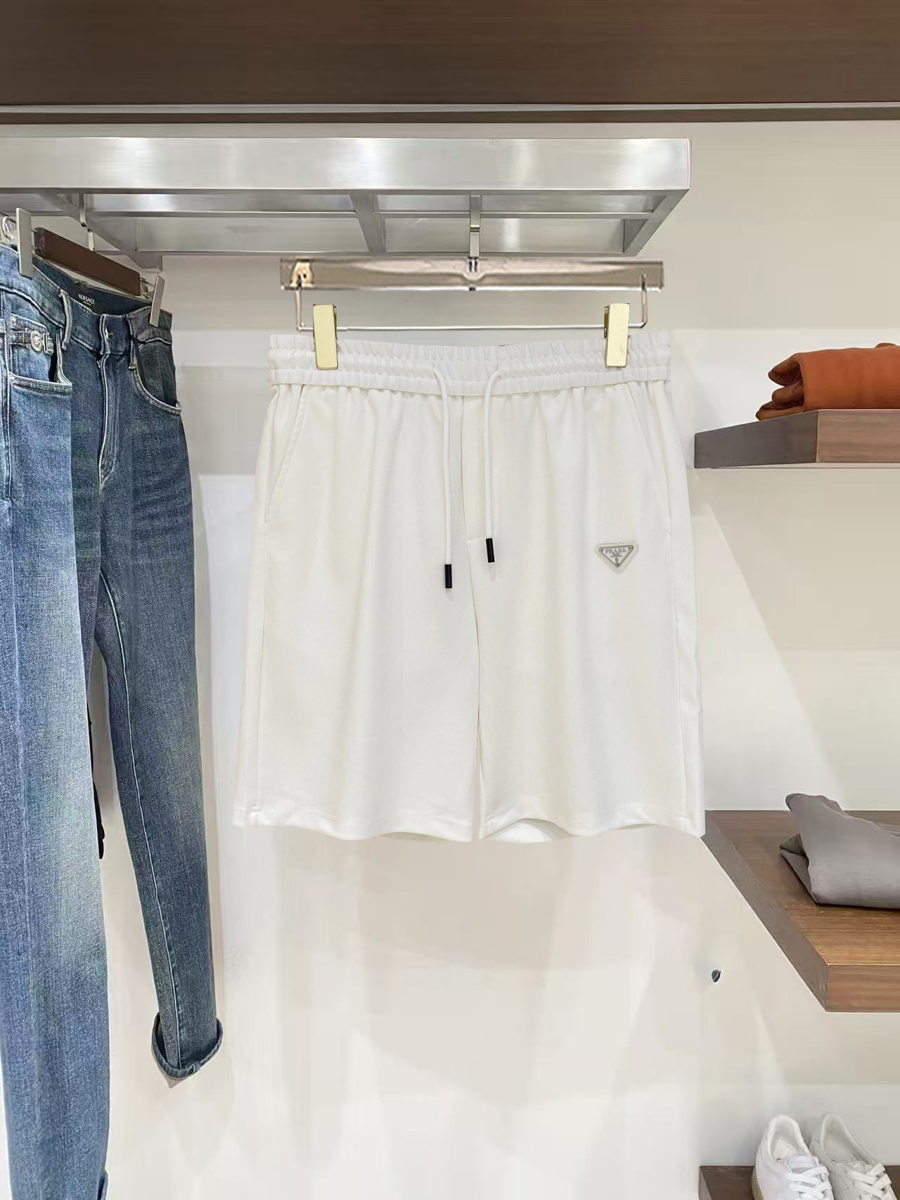 NO:846063,Prada 2026 spring and summer new men's casual shorts, three-quarter pants, high-end goods, simple, fashionable and generous, customized original imported fabrics, simple and refreshing, high-quality workmanship details, exquisite, simple and generous, versatile style, elegant and handsome upper body, brand new sense of sight!  The appearance is incomparable, the details are in place, and the upper body is not picky!  Size M-3xL,,prada,shorts,19860909普拉达 2026春夏新款男士休闲短裤 五分裤 高端货简洁时尚大方定制原版进口面料简洁利落又清爽品质做工细节精美简约大方百搭款 上身优雅帅气,焕然一新的即视感！品相无敌,细节都很到位,上身不挑人！ 码数M-3xL,,prada,shorts,,Men's clothing
