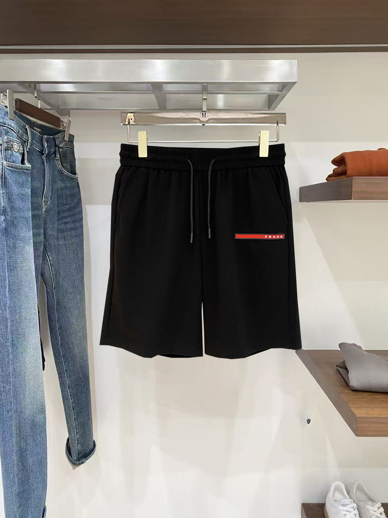 NO:846033,Prada 2026 spring and summer new men's casual shorts, three-quarter pants, high-end goods, simple, fashionable and generous, customized original imported fabrics, simple and refreshing, high-quality workmanship details, exquisite, simple and generous, versatile style, elegant and handsome upper body, brand new sense of sight!  The appearance is incomparable, the details are in place, and the upper body is not picky!  Size M-3xL,,prada,shorts,19860909普拉达 2026春夏新款男士休闲短裤 五分裤 高端货简洁时尚大方定制原版进口面料简洁利落又清爽品质做工细节精美简约大方百搭款 上身优雅帅气,焕然一新的即视感！品相无敌,细节都很到位,上身不挑人！ 码数M-3xL,,prada,shorts,,Men's clothing