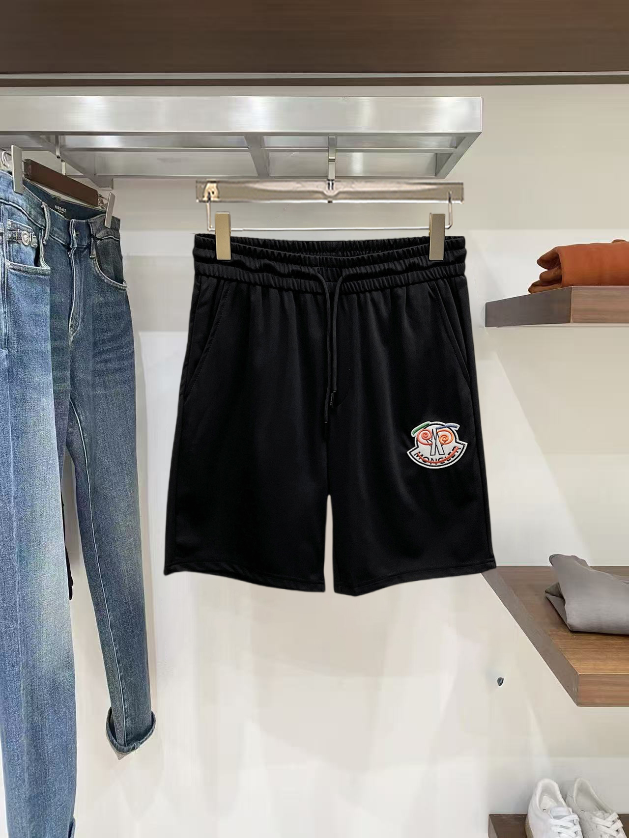 NO:846017,Mengkou 2026 spring and summer new men's casual shorts, five-quarter pants, high-end goods, simple, fashionable and generous, customized original imported fabrics, simple and refreshing, high-quality workmanship details, exquisite, simple and generous, versatile style, elegant and handsome upper body, brand new sense of sight!  The appearance is incomparable, the details are in place, and the upper body is not picky!  Size M-3xL,,Moncler,shorts,19860909蒙口 2026春夏新款男士休闲短裤 五分裤 高端货简洁时尚大方定制原版进口面料简洁利落又清爽品质做工细节精美简约大方百搭款 上身优雅帅气,焕然一新的即视感！品相无敌,细节都很到位,上身不挑人！ 码数M-3xL,,Moncler,shorts,,Men's clothing