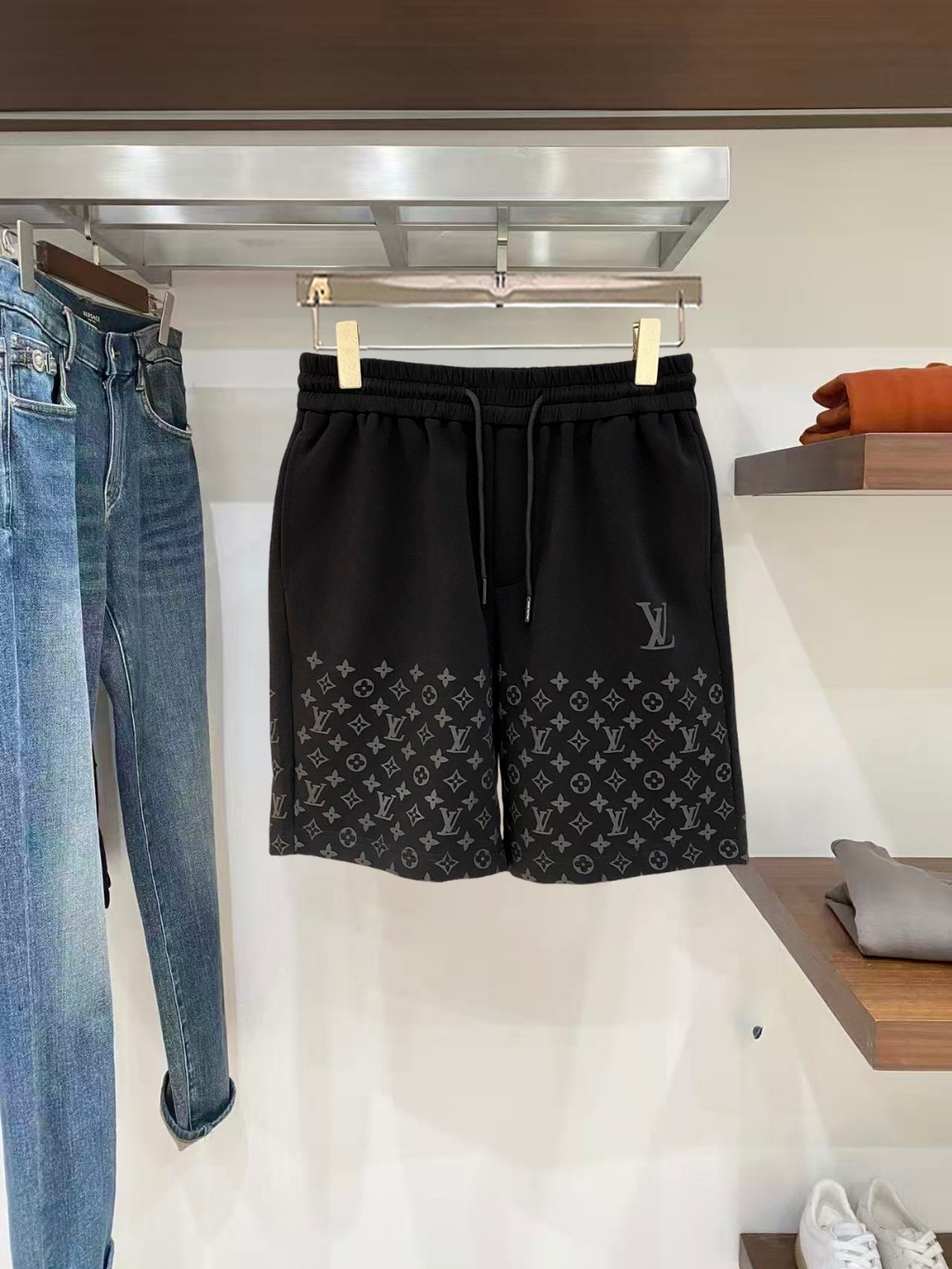 NO:846013,LV 2026 spring and summer new men's casual shorts, three-quarter pants, high-end goods, simple, fashionable and generous, customized original imported fabrics, simple and refreshing, high-quality workmanship details, exquisite, simple and generous, versatile style, elegant and handsome upper body, brand new sense of sight!  The appearance is incomparable, the details are in place, and the upper body is not picky!  Size M-3xL,,louis vuitton,shorts,19860909LV 2026春夏新款男士休闲短裤 五分裤 高端货简洁时尚大方定制原版进口面料简洁利落又清爽品质做工细节精美简约大方百搭款 上身优雅帅气,焕然一新的即视感！品相无敌,细节都很到位,上身不挑人！ 码数M-3xL,,louis vuitton,shorts,,Men's clothing