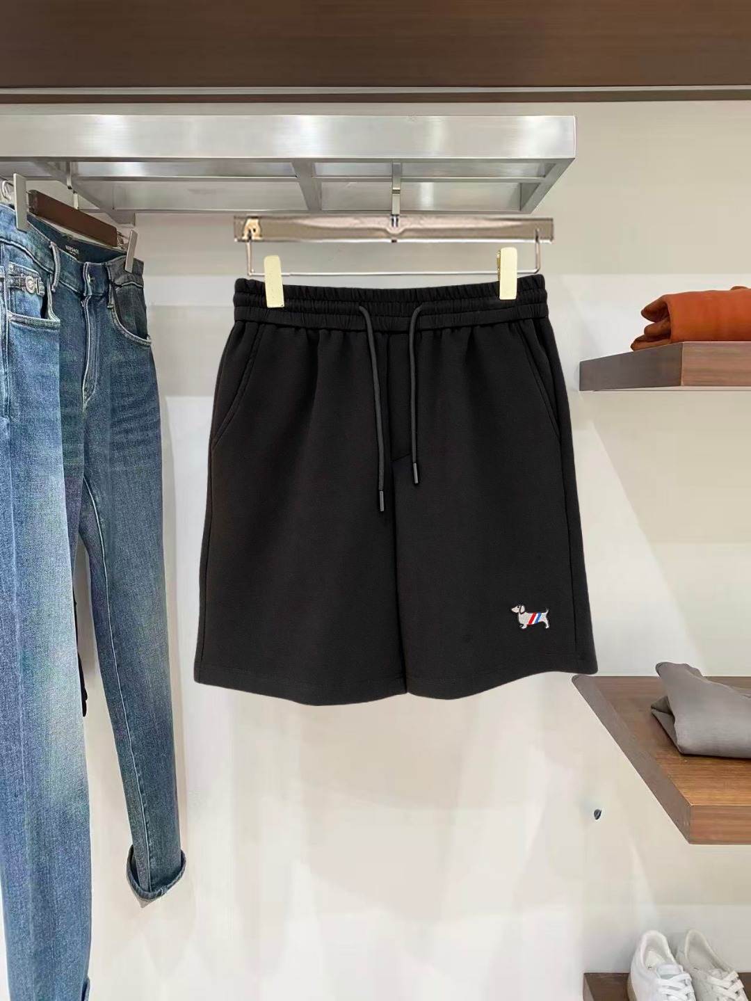 NO:846009,TB 2026 spring and summer new men's casual shorts, three-quarter pants, high-end goods, simple, fashionable and generous, customized original imported fabrics, simple and refreshing, high-quality workmanship details, exquisite, simple and generous, versatile style, elegant and handsome upper body, brand new sense of sight!  The appearance is incomparable, the details are in place, and the upper body is not picky!  Code number M-3xL,,shorts,19860909TB 2026春夏新款男士休闲短裤 五分裤 高端货简洁时尚大方定制原版进口面料简洁利落又清爽品质做工细节精美简约大方百搭款 上身优雅帅气,焕然一新的即视感！品相无敌,细节都很到位,上身不挑人！ 码数M-3xL,,shorts,,Men's clothing