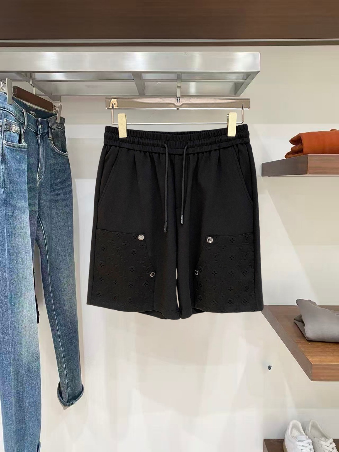 NO:846005,LV 2026 spring and summer new men's casual shorts, three-quarter pants, high-end goods, simple, fashionable and generous, customized original imported fabrics, simple and refreshing, high-quality workmanship details, exquisite, simple and generous, versatile style, elegant and handsome upper body, brand new sense of sight!  The appearance is incomparable, the details are in place, and the upper body is not picky!  Size M-3xL,,louis vuitton,shorts,19860909LV 2026春夏新款男士休闲短裤 五分裤 高端货简洁时尚大方定制原版进口面料简洁利落又清爽品质做工细节精美简约大方百搭款 上身优雅帅气,焕然一新的即视感！品相无敌,细节都很到位,上身不挑人！ 码数M-3xL,,louis vuitton,shorts,,Men's clothing