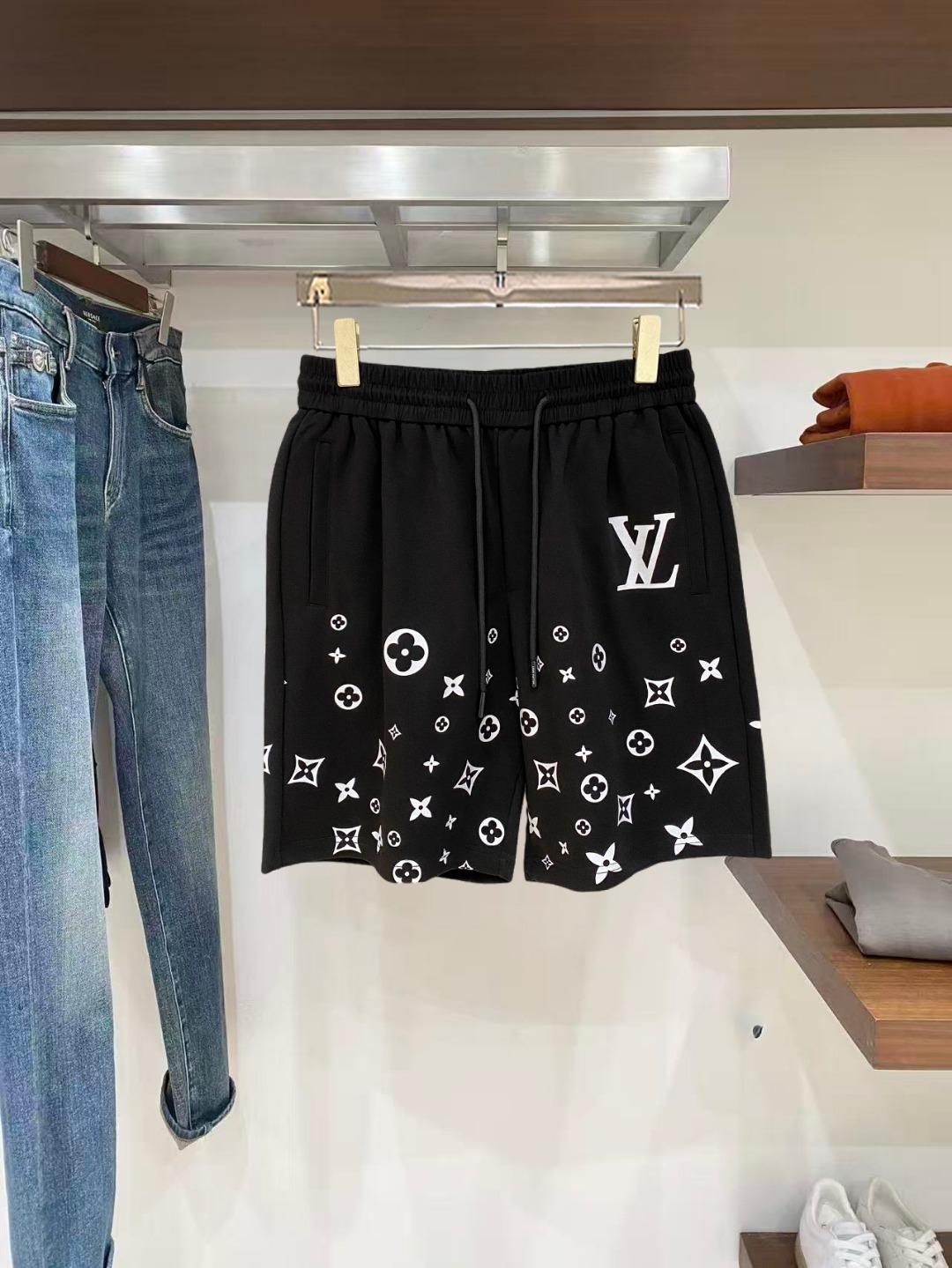 NO:846038,LV 2026 spring and summer new men's casual shorts, three-quarter pants, high-end goods, simple, fashionable and generous, customized original imported fabrics, simple and refreshing, high-quality workmanship details, exquisite, simple and generous, versatile style, elegant and handsome upper body, brand new sense of sight!  The appearance is incomparable, the details are in place, and the upper body is not picky!  Size M-3xL,,louis vuitton,shorts,19860909LV 2026春夏新款男士休闲短裤 五分裤 高端货简洁时尚大方定制原版进口面料简洁利落又清爽品质做工细节精美简约大方百搭款 上身优雅帅气,焕然一新的即视感！品相无敌,细节都很到位,上身不挑人！ 码数M-3xL,,louis vuitton,shorts,,Men's clothing
