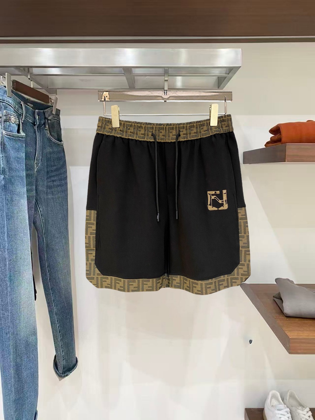 NO:845997,Fendi 2026 spring and summer new men's casual shorts, three-quarter pants, high-end goods, simple, fashionable and generous, customized original imported fabrics, simple and refreshing, high-quality workmanship details, exquisite, simple and generous, versatile style, elegant and handsome upper body, brand new sense of sight!  The appearance is incomparable, the details are in place, and the upper body is not picky!  Size M-3xL,,fendi,shorts,19860909芬迪 2026春夏新款男士休闲短裤 五分裤 高端货简洁时尚大方定制原版进口面料简洁利落又清爽品质做工细节精美简约大方百搭款 上身优雅帅气,焕然一新的即视感！品相无敌,细节都很到位,上身不挑人！ 码数M-3xL,,fendi,shorts,,Men's clothing