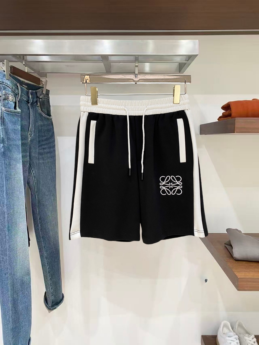 NO:845993,Loewe 2026 spring and summer new men's casual shorts, three-quarter pants, high-end goods, simple, fashionable and generous, customized original imported fabrics, simple and refreshing, high-quality workmanship details, exquisite, simple and generous, versatile style, elegant and handsome upper body, brand new sense of sight!  The appearance is incomparable, the details are in place, and the upper body is not picky!  Size M-3xL,,loewe,shorts,19860909罗意威 2026春夏新款男士休闲短裤 五分裤 高端货简洁时尚大方定制原版进口面料简洁利落又清爽品质做工细节精美简约大方百搭款 上身优雅帅气,焕然一新的即视感！品相无敌,细节都很到位,上身不挑人！ 码数M-3xL,,loewe,shorts,,Men's clothing