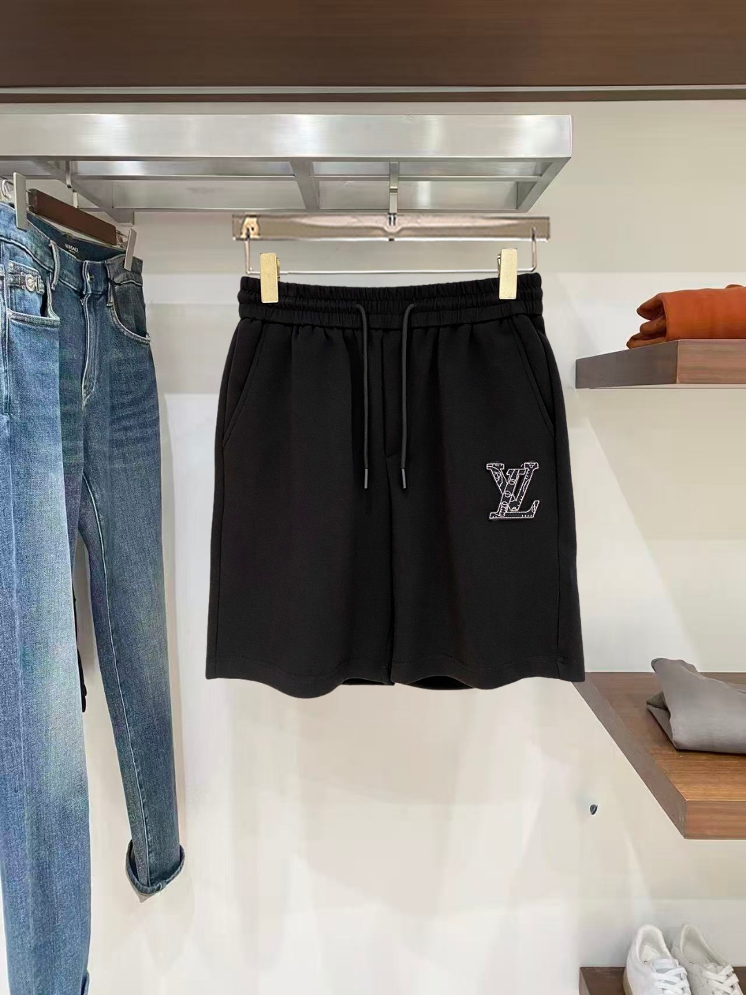 NO:845989,LV 2026 spring and summer new men's casual shorts, three-quarter pants, high-end goods, simple, fashionable and generous, customized original imported fabrics, simple and refreshing, high-quality workmanship details, exquisite, simple and generous, versatile style, elegant and handsome upper body, brand new sense of sight!  The appearance is incomparable, the details are in place, and the upper body is not picky!  Size M-3xL,,louis vuitton,shorts,19860909LV 2026春夏新款男士休闲短裤 五分裤 高端货简洁时尚大方定制原版进口面料简洁利落又清爽品质做工细节精美简约大方百搭款 上身优雅帅气,焕然一新的即视感！品相无敌,细节都很到位,上身不挑人！ 码数M-3xL,,louis vuitton,shorts,,Men's clothing