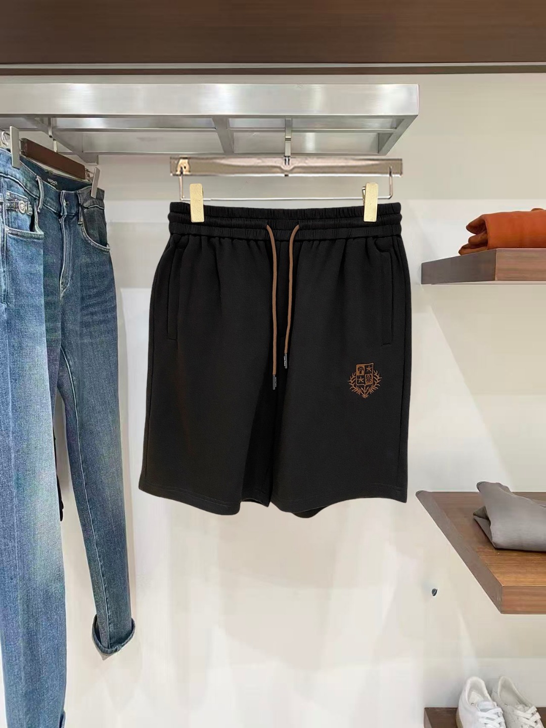 NO:845981,LP 1916 spring and summer new men's casual shorts, three-quarter pants, high-end goods, simple, fashionable and generous, customized original imported fabrics, simple and refreshing, high-quality workmanship details, exquisite, simple and generous, versatile style, elegant and handsome upper body, brand new sense of sight!  The appearance is incomparable, the details are in place, and the upper body is not picky!  Size M-3xL,,loro piana,shorts,19860909LP 1916春夏新款男士休闲短裤 五分裤 高端货简洁时尚大方定制原版进口面料简洁利落又清爽品质做工细节精美简约大方百搭款 上身优雅帅气,焕然一新的即视感！品相无敌,细节都很到位,上身不挑人！ 码数M-3xL,,loro piana,shorts,,Men's clothing