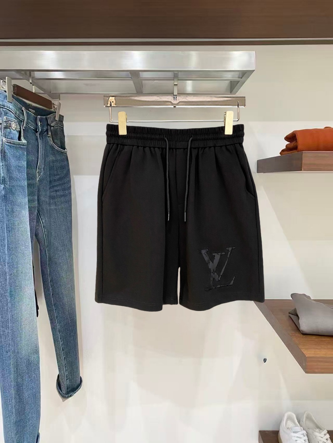 NO:846004,LV 2026 spring and summer new men's casual shorts, three-quarter pants, high-end goods, simple, fashionable and generous, customized original imported fabrics, simple and refreshing, high-quality workmanship details, exquisite, simple and generous, versatile style, elegant and handsome upper body, brand new sense of sight!  The appearance is incomparable, the details are in place, and the upper body is not picky!  Size M-3xL,,louis vuitton,shorts,19860909LV 2026春夏新款男士休闲短裤 五分裤 高端货简洁时尚大方定制原版进口面料简洁利落又清爽品质做工细节精美简约大方百搭款 上身优雅帅气,焕然一新的即视感！品相无敌,细节都很到位,上身不挑人！ 码数M-3xL,,louis vuitton,shorts,,Men's clothing
