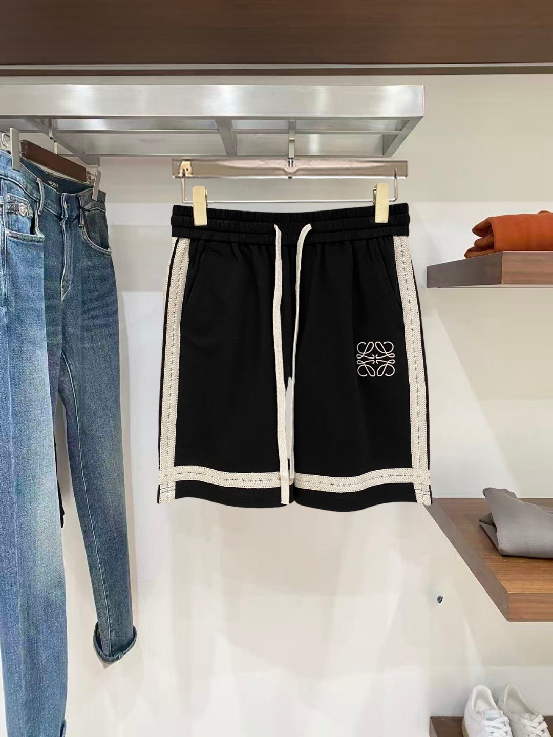 NO:846056,Loewe 2026 spring and summer new men's casual shorts, three-quarter pants, high-end goods, simple, fashionable and generous, customized original imported fabrics, simple and refreshing, high-quality workmanship details, exquisite, simple and generous, versatile style, elegant and handsome upper body, brand new sense of sight!  The appearance is incomparable, the details are in place, and the upper body is not picky!  Size M-3xL,,loewe,shorts,19860909罗意威 2026春夏新款男士休闲短裤 五分裤 高端货简洁时尚大方定制原版进口面料简洁利落又清爽品质做工细节精美简约大方百搭款 上身优雅帅气,焕然一新的即视感！品相无敌,细节都很到位,上身不挑人！ 码数M-3xL,,loewe,shorts,,Men's clothing