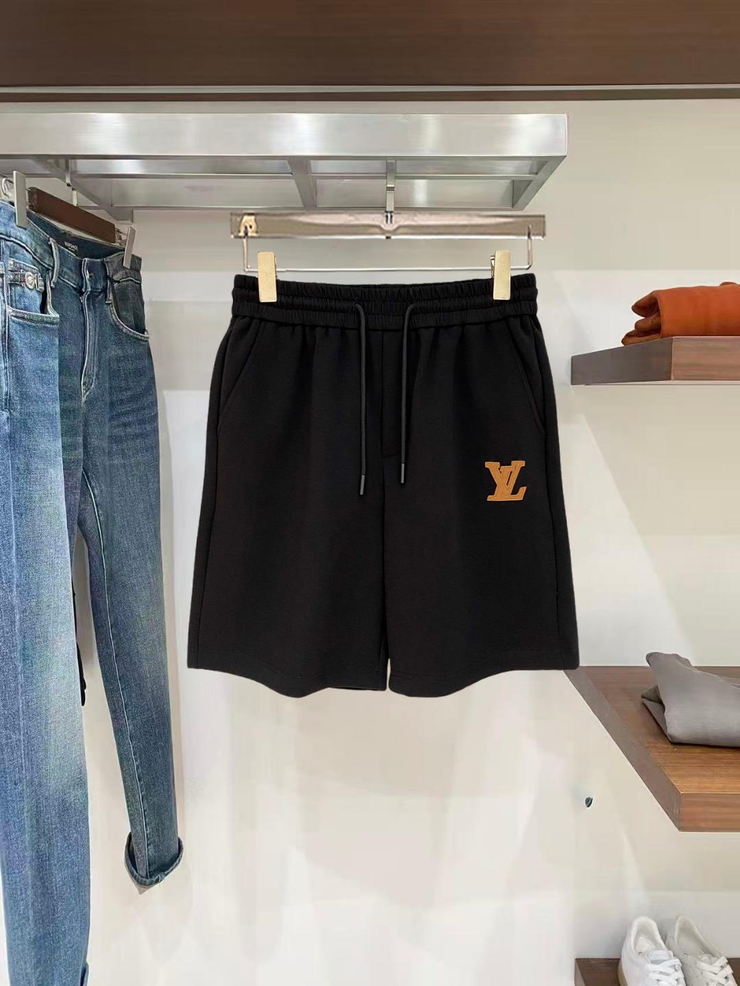 NO:846050,LV 2026 spring and summer new men's casual shorts, three-quarter pants, high-end goods, simple, fashionable and generous, customized original imported fabrics, simple and refreshing, high-quality workmanship details, exquisite, simple and generous, versatile style, elegant and handsome upper body, brand new sense of sight!  The appearance is incomparable, the details are in place, and the upper body is not picky!  Size M-3xL,,louis vuitton,shorts,19860909LV 2026春夏新款男士休闲短裤 五分裤 高端货简洁时尚大方定制原版进口面料简洁利落又清爽品质做工细节精美简约大方百搭款 上身优雅帅气,焕然一新的即视感！品相无敌,细节都很到位,上身不挑人！ 码数M-3xL,,louis vuitton,shorts,,Men's clothing