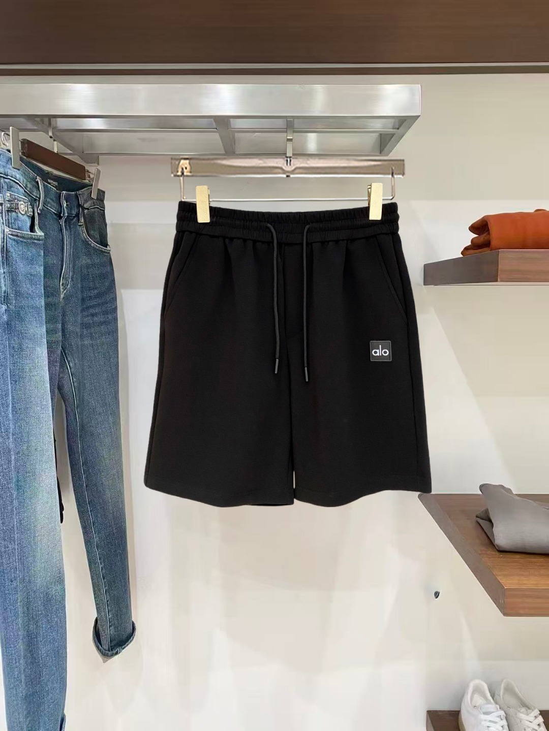NO:845992,alo 2026 spring and summer new men's casual shorts, three-quarter pants, high-end goods, simple, fashionable and generous, customized original imported fabrics, simple and refreshing, high-quality workmanship details, exquisite, simple and generous, versatile style, elegant and handsome upper body, brand new sense of sight!  The appearance is incomparable, the details are in place, and the upper body is not picky!  Code number M-3xL,,shorts,19860909alo 2026春夏新款男士休闲短裤 五分裤 高端货简洁时尚大方定制原版进口面料简洁利落又清爽品质做工细节精美简约大方百搭款 上身优雅帅气,焕然一新的即视感！品相无敌,细节都很到位,上身不挑人！ 码数M-3xL,,shorts,,Men's clothing