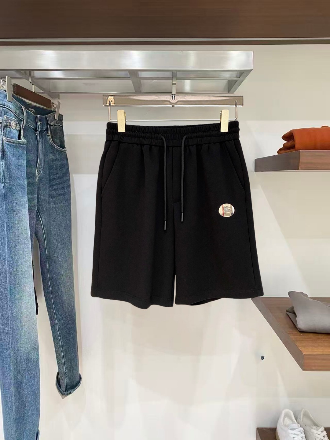 NO:845984,Burberry 2026 spring and summer new men's casual shorts, five-quarter pants, high-end goods, simple, fashionable and generous, customized original imported fabrics, simple and refreshing, high-quality workmanship details, exquisite, simple and generous, versatile style, elegant and handsome upper body, brand new sense of sight!  The appearance is incomparable, the details are in place, and the upper body is not picky!  Size M-3xL,,burberry,shorts,19860909巴宝莉 2026春夏新款男士休闲短裤 五分裤 高端货简洁时尚大方定制原版进口面料简洁利落又清爽品质做工细节精美简约大方百搭款 上身优雅帅气,焕然一新的即视感！品相无敌,细节都很到位,上身不挑人！ 码数M-3xL,,burberry,shorts,,Men's clothing