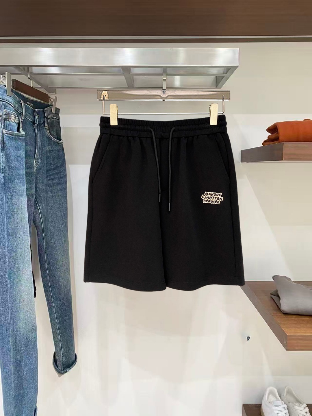 NO:845975,LV 2026 spring and summer new men's casual shorts, three-quarter pants, high-end goods, simple, fashionable and generous, customized original imported fabrics, simple and refreshing, high-quality workmanship details, exquisite, simple and generous, versatile style, elegant and handsome upper body, brand new sense of sight!  The appearance is incomparable, the details are in place, and the upper body is not picky!  Size M-3xL,,louis vuitton,shorts,19860909LV 2026春夏新款男士休闲短裤 五分裤 高端货简洁时尚大方定制原版进口面料简洁利落又清爽品质做工细节精美简约大方百搭款 上身优雅帅气,焕然一新的即视感！品相无敌,细节都很到位,上身不挑人！ 码数M-3xL,,louis vuitton,shorts,,Men's clothing