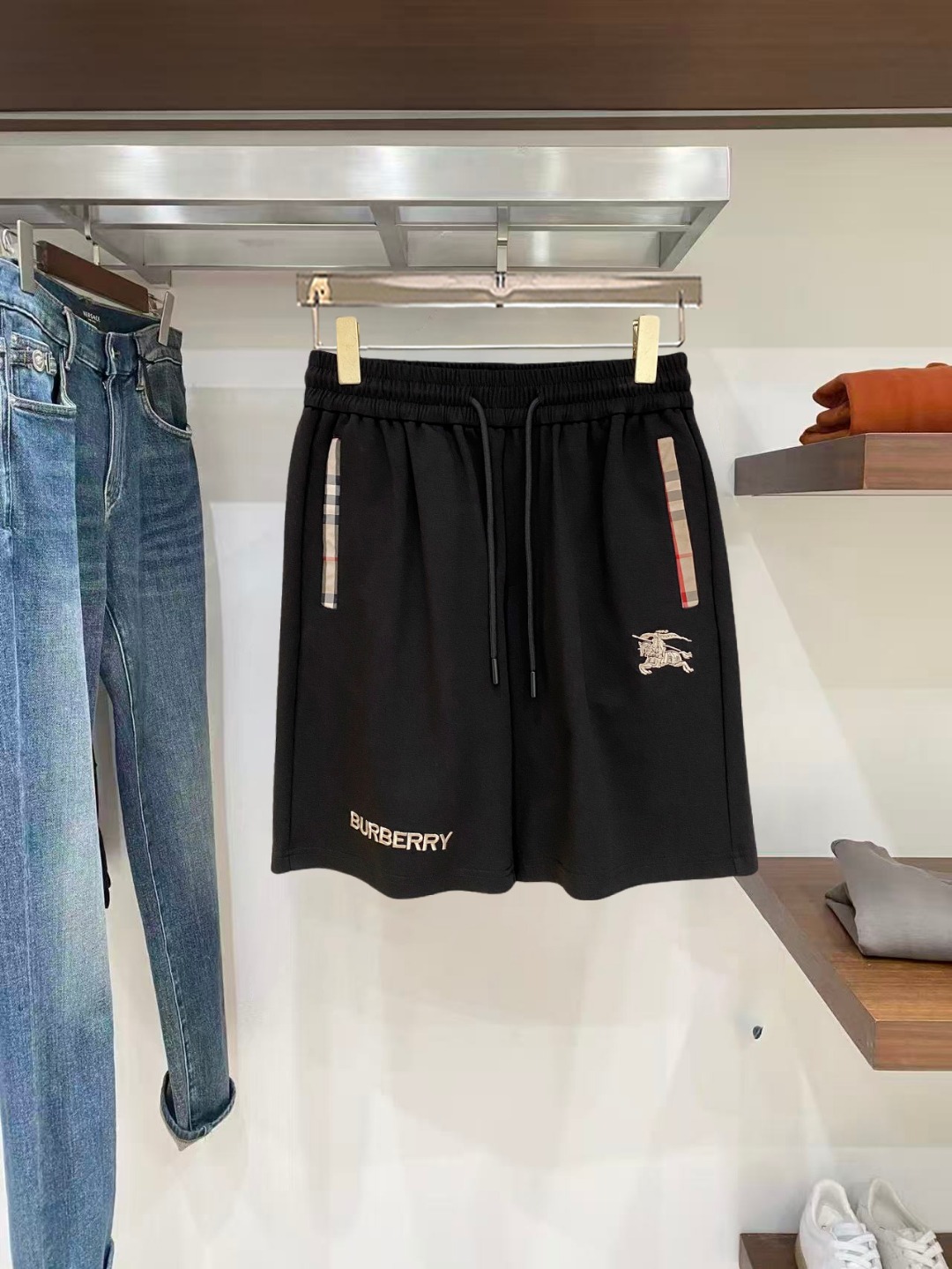 NO:846057,Burberry 2026 spring and summer new men's casual shorts, five-quarter pants, high-end goods, simple, fashionable and generous, customized original imported fabrics, simple and refreshing, high-quality workmanship details, exquisite, simple and generous, versatile style, elegant and handsome upper body, brand new sense of sight!  The appearance is incomparable, the details are in place, and the upper body is not picky!  Size M-3xL,,burberry,shorts,19860909巴宝莉 2026春夏新款男士休闲短裤 五分裤 高端货简洁时尚大方定制原版进口面料简洁利落又清爽品质做工细节精美简约大方百搭款 上身优雅帅气,焕然一新的即视感！品相无敌,细节都很到位,上身不挑人！ 码数M-3xL,,burberry,shorts,,Men's clothing