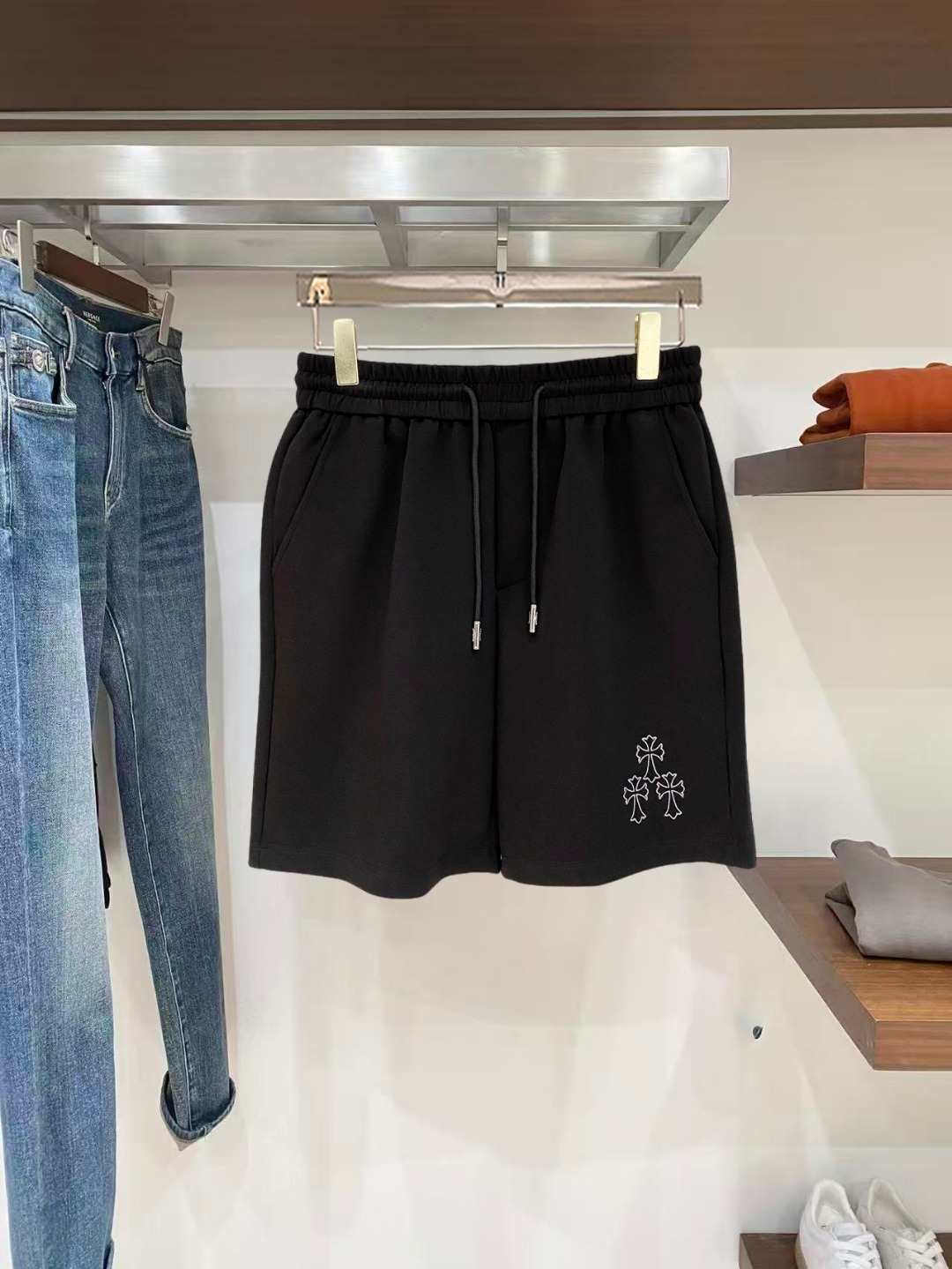 NO:846051,Kroxin 2026 spring and summer new men's casual shorts, five-quarter pants, high-end goods, simple, fashionable and generous, customized original imported fabrics, simple and refreshing, high-quality workmanship details, exquisite, simple and generous, versatile style, elegant and handsome upper body, brand new sense of sight!  The appearance is incomparable, the details are in place, and the upper body is not picky!  Size M-3xL,,chrome hearts,shorts,19860909克罗心 2026春夏新款男士休闲短裤 五分裤 高端货简洁时尚大方定制原版进口面料简洁利落又清爽品质做工细节精美简约大方百搭款 上身优雅帅气,焕然一新的即视感！品相无敌,细节都很到位,上身不挑人！ 码数M-3xL,,chrome hearts,shorts,,Men's clothing