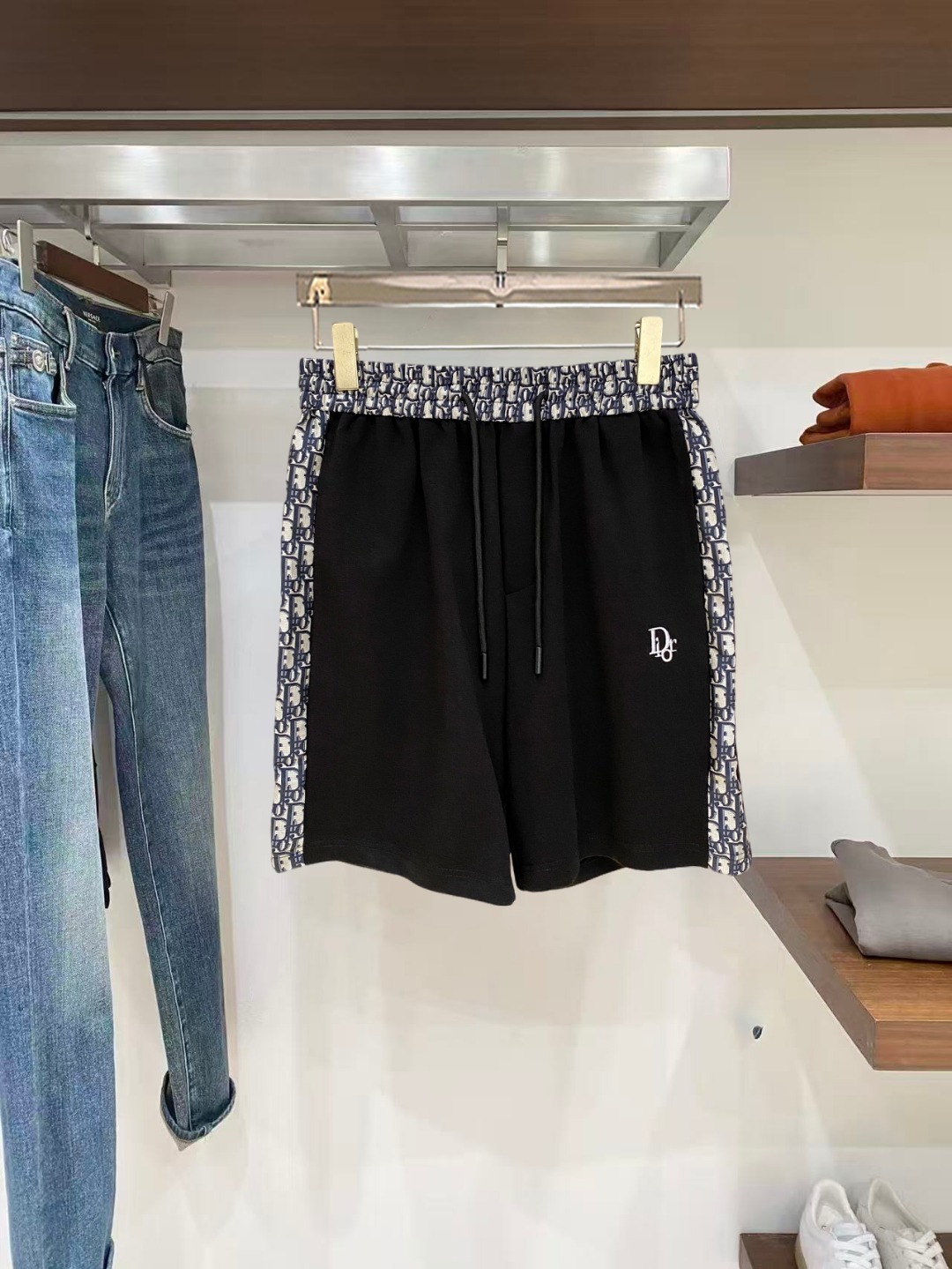 NO:846074,Dior 2026 spring and summer new men's casual shorts, three-quarter pants, high-end goods, simple, fashionable and generous, customized original imported fabrics, simple and refreshing, high-quality workmanship details, exquisite, simple and generous, versatile style, elegant and handsome upper body, brand new sense of sight!  The appearance is incomparable, the details are in place, and the upper body is not picky!  Size M-3xL,,dior,shorts,19860909迪奥 2026春夏新款男士休闲短裤 五分裤 高端货简洁时尚大方定制原版进口面料简洁利落又清爽品质做工细节精美简约大方百搭款 上身优雅帅气,焕然一新的即视感！品相无敌,细节都很到位,上身不挑人！ 码数M-3xL,,dior,shorts,,Men's clothing