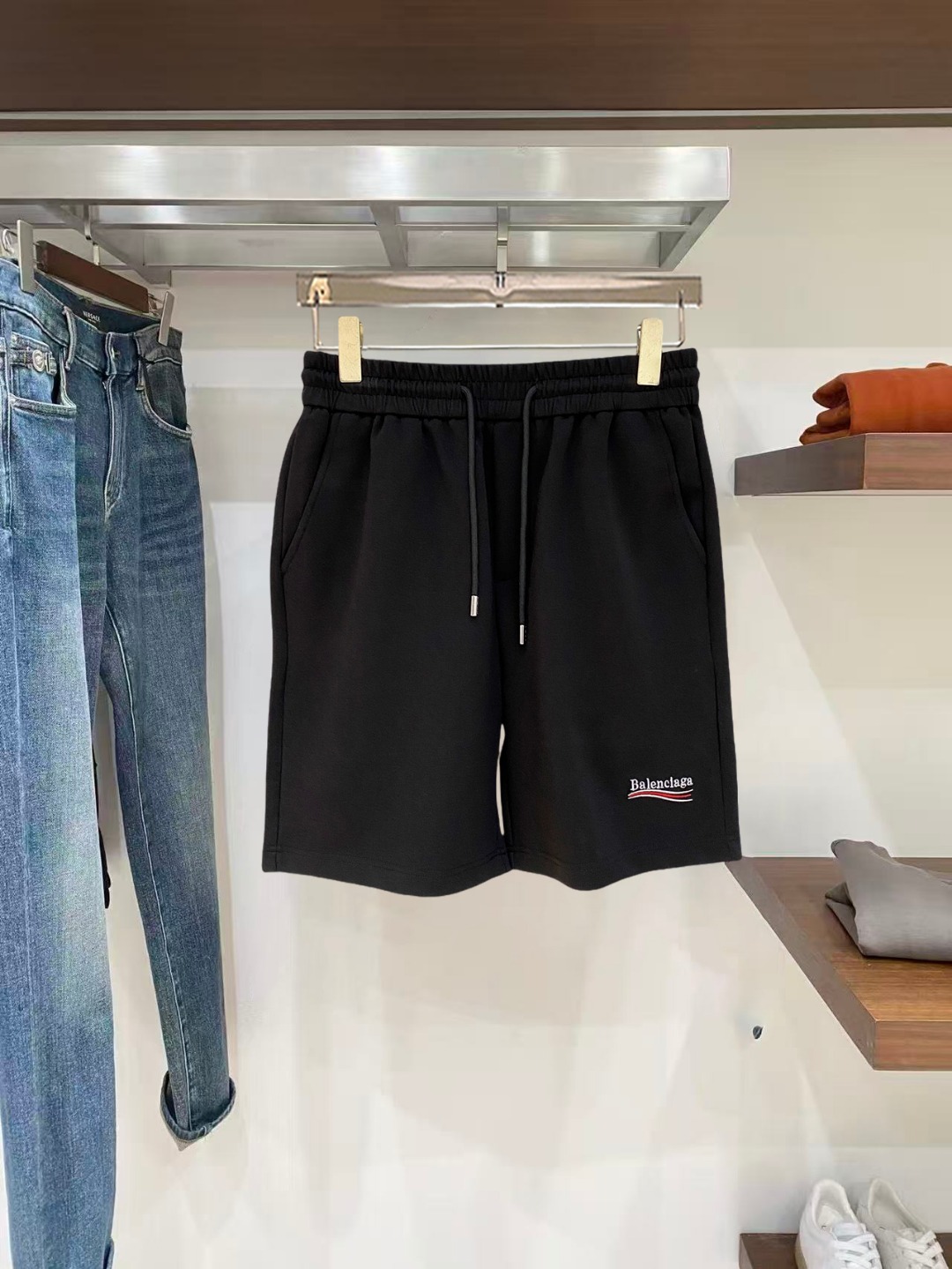 NO:846068,Balenciaga 2026 spring and summer new men's casual shorts, five-quarter pants, high-end goods, simple, fashionable and generous, customized original imported fabrics, simple and refreshing, high-quality workmanship details, exquisite, simple and generous, versatile style, elegant and handsome upper body, brand new sense of sight!  The appearance is incomparable, the details are in place, and the upper body is not picky!  Size M-3xL,,balenciaga,shorts,19860909巴黎世家 2026春夏新款男士休闲短裤 五分裤 高端货简洁时尚大方定制原版进口面料简洁利落又清爽品质做工细节精美简约大方百搭款 上身优雅帅气,焕然一新的即视感！品相无敌,细节都很到位,上身不挑人！ 码数M-3xL,,balenciaga,shorts,,Men's clothing