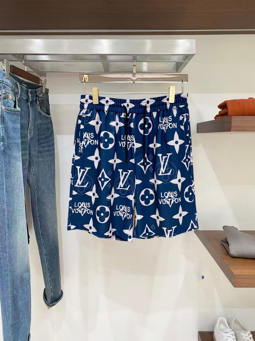 NO:846027,LV 2026 spring and summer new men's casual shorts, three-quarter pants, high-end goods, simple, fashionable and generous, customized original imported fabrics, simple and refreshing, high-quality workmanship details, exquisite, simple and generous, versatile style, elegant and handsome upper body, brand new sense of sight!  The appearance is incomparable, the details are in place, and the upper body is not picky!  Size M-3xL,,louis vuitton,shorts,19860909LV 2026春夏新款男士休闲短裤 五分裤 高端货简洁时尚大方定制原版进口面料简洁利落又清爽品质做工细节精美简约大方百搭款 上身优雅帅气,焕然一新的即视感！品相无敌,细节都很到位,上身不挑人！ 码数M-3xL,,louis vuitton,shorts,,Men's clothing