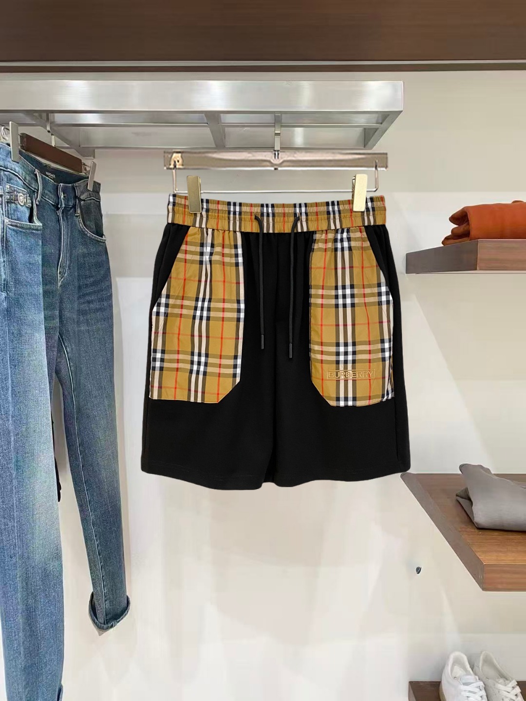 NO:846052,Burberry 2026 spring and summer new men's casual shorts, five-quarter pants, high-end goods, simple, fashionable and generous, customized original imported fabrics, simple and refreshing, high-quality workmanship details, exquisite, simple and generous, versatile style, elegant and handsome upper body, brand new sense of sight!  The appearance is incomparable, the details are in place, and the upper body is not picky!  Size M-3xL,,burberry,shorts,19860909巴宝莉 2026春夏新款男士休闲短裤 五分裤 高端货简洁时尚大方定制原版进口面料简洁利落又清爽品质做工细节精美简约大方百搭款 上身优雅帅气,焕然一新的即视感！品相无敌,细节都很到位,上身不挑人！ 码数M-3xL,,burberry,shorts,,Men's clothing