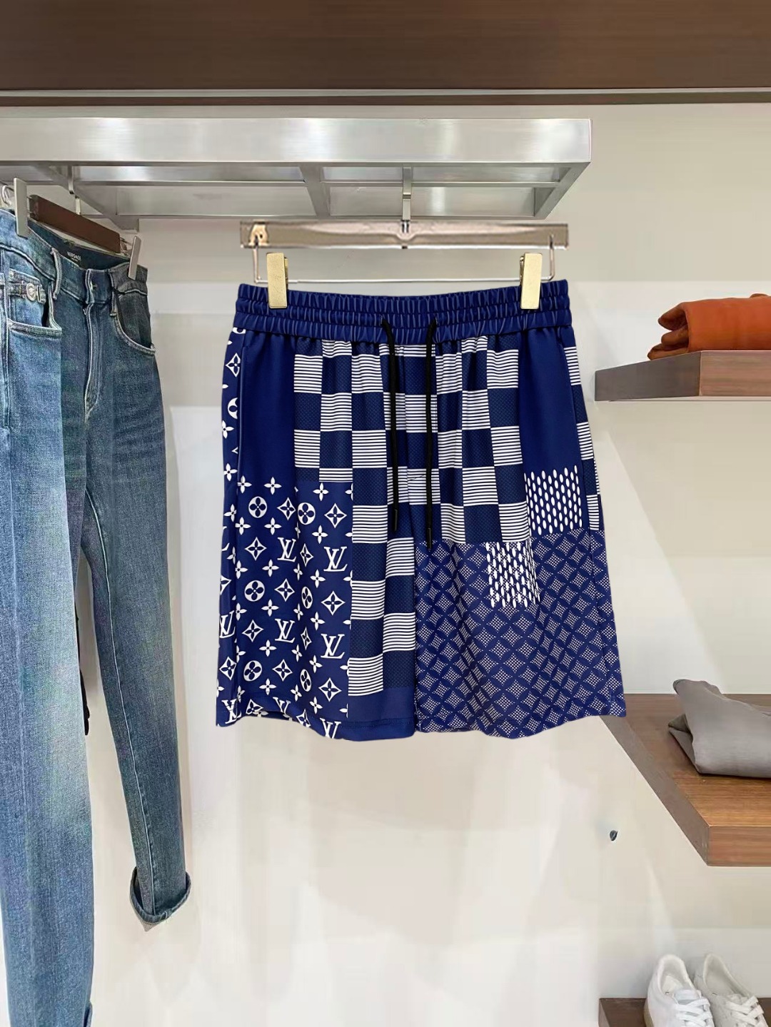 NO:846046,LV 2026 spring and summer new men's casual shorts, three-quarter pants, high-end goods, simple, fashionable and generous, customized original imported fabrics, simple and refreshing, high-quality workmanship details, exquisite, simple and generous, versatile style, elegant and handsome upper body, brand new sense of sight!  The appearance is incomparable, the details are in place, and the upper body is not picky!  Size M-3xL,,louis vuitton,shorts,19860909LV 2026春夏新款男士休闲短裤 五分裤 高端货简洁时尚大方定制原版进口面料简洁利落又清爽品质做工细节精美简约大方百搭款 上身优雅帅气,焕然一新的即视感！品相无敌,细节都很到位,上身不挑人！ 码数M-3xL,,louis vuitton,shorts,,Men's clothing