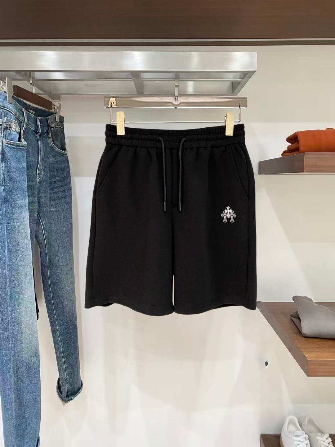 NO:846040,Kroxin 2026 spring and summer new men's casual shorts, five-quarter pants, high-end goods, simple, fashionable and generous, customized original imported fabrics, simple and refreshing, high-quality workmanship details, exquisite, simple and generous, versatile style, elegant and handsome upper body, brand new sense of sight!  The appearance is incomparable, the details are in place, and the upper body is not picky!  Size M-3xL,,chrome hearts,shorts,19860909克罗心 2026春夏新款男士休闲短裤 五分裤 高端货简洁时尚大方定制原版进口面料简洁利落又清爽品质做工细节精美简约大方百搭款 上身优雅帅气,焕然一新的即视感！品相无敌,细节都很到位,上身不挑人！ 码数M-3xL,,chrome hearts,shorts,,Men's clothing