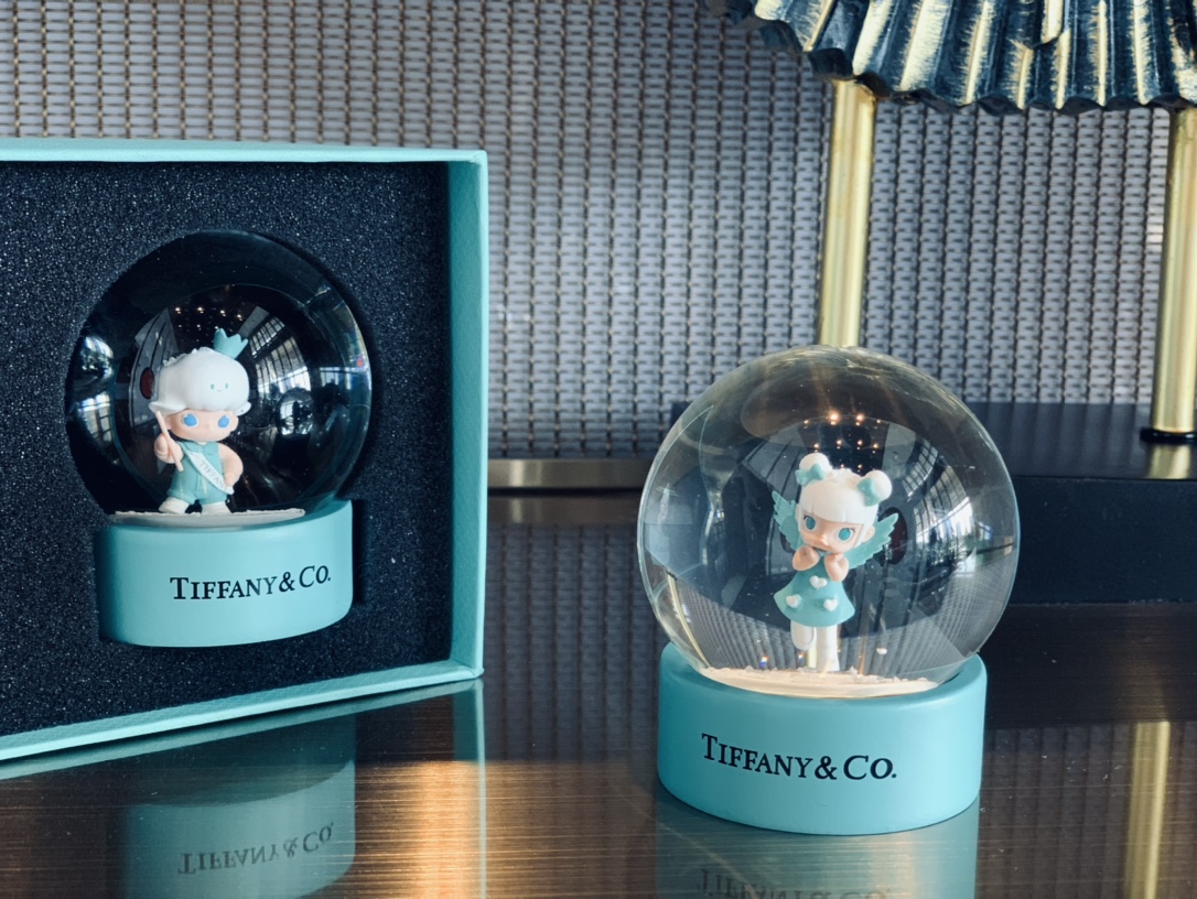 Mini Snow Globe Box Set featuring Dimoo and Molly. An enchanting collect - Comprehensive 3