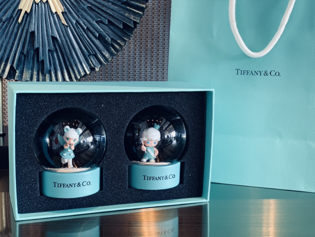 Mini Snow Globe Box Set featuring Dimoo and Molly. An enchanting collect - Comprehensive 2