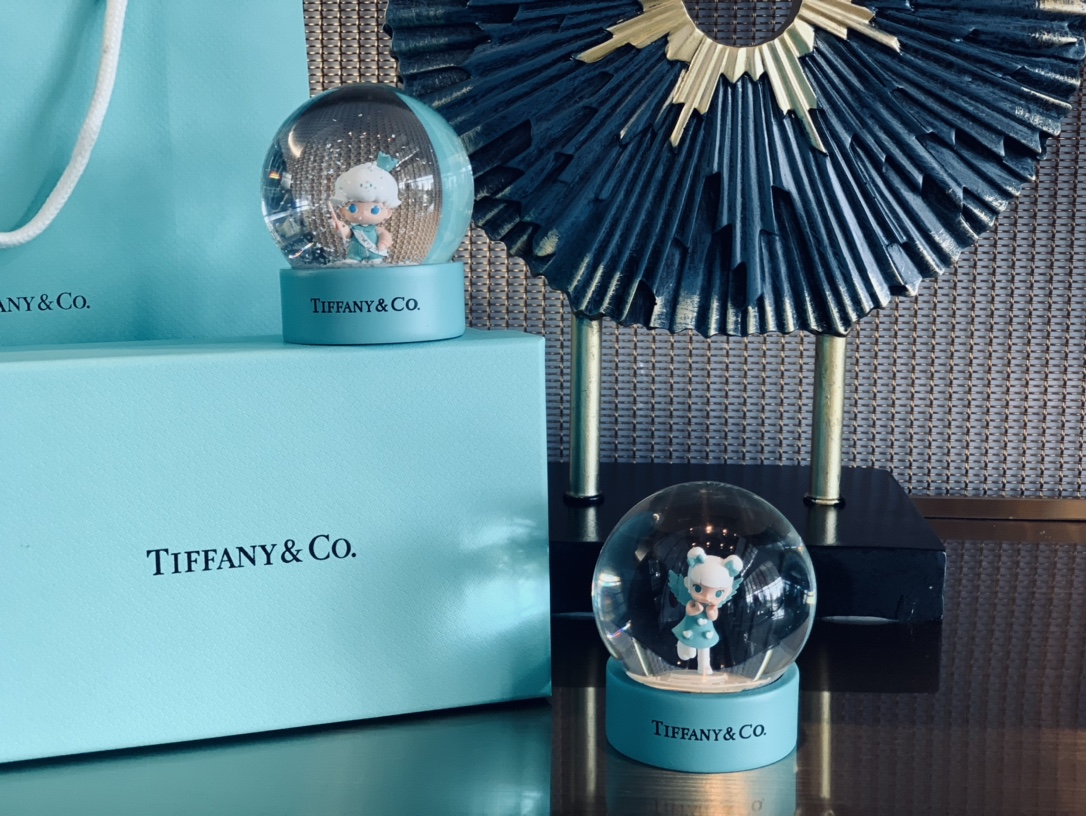Mini Snow Globe Box Set featuring Dimoo and Molly. An enchanting collect - Comprehensive 5
