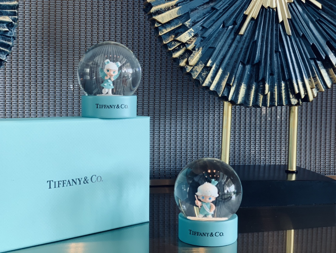 Mini Snow Globe Box Set featuring Dimoo and Molly. An enchanting collect - Comprehensive 4