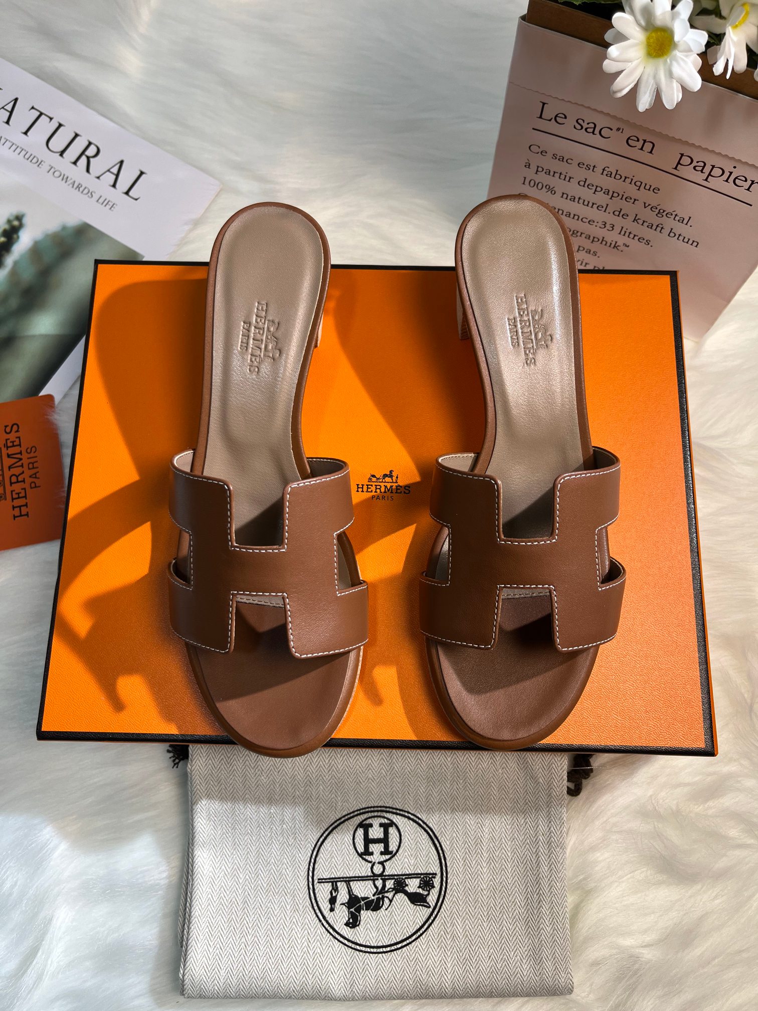 NO:256704,The new version of the glossy leather series (Hermès) is packaged and upgraded, and the workmanship and materials are upgraded. Hermes's highest-end pure handmade shoes in the market. The top-level product Hermes slippers ———————————————————————————————————————————————————————————————————————————————————————————————————————————————————————————————————————————————————————————————————————————————————————————————  High-end customization, exclusive products, the industry's highest version uses Hermers upper imported cowhide   original custom-grade Australian sheepskin footbed   genuine leather outsole (pursuing top walking comfort) ~~ Please pay attention to packaging top exclusive box Original top quality is on sale ━━━━━━━━━━━━━━━━ size35-40 (34.41.42 custom-made without return) Grid flat heel 220. Medium heel 220, slippers, hermes, hermes, slippers, cowhide, sheepskin, Leather soles19860909光面皮系列全新改版（Hermès） 包装升级,版型做工材料升级. Hermes市场最高版本纯手工鞋 顶级产品爱马仕拖鞋 —————————— 经典之最,真正的手工鞋,连针线走线数量都和原版一样, 师傅级纯手工打造 ！高端定制,独家产品,行业最高版本采用Hermers鞋面意大利进口牛皮 原版订制级澳洲羊皮垫脚 真皮大底（追求顶级行走舒适度）～～ 包装注意包装顶级专属盒 原版顶级品质开售━━━━Hermes━━━━━ size35-40（34.41.42定做不退换） 格平跟220.中跟220,拖鞋,hermes,hermes,slippers,cowhide,sheepskin,Leather soles,Women's Shoes