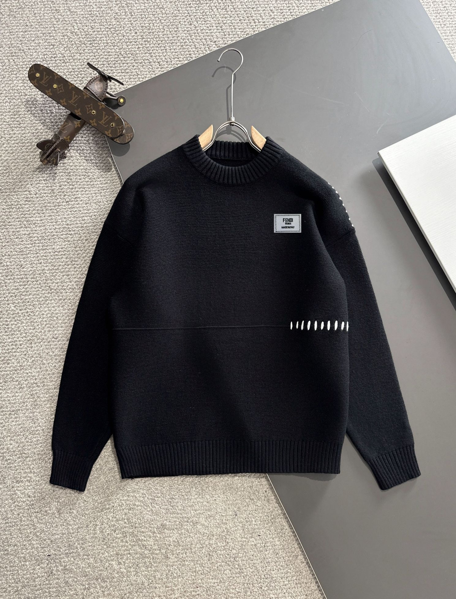 Envío al día siguiente. Fendi. Suéter de cuello redondo más nuevo del sitio web oficial de Otoño/Invierno 2024, éxito d…