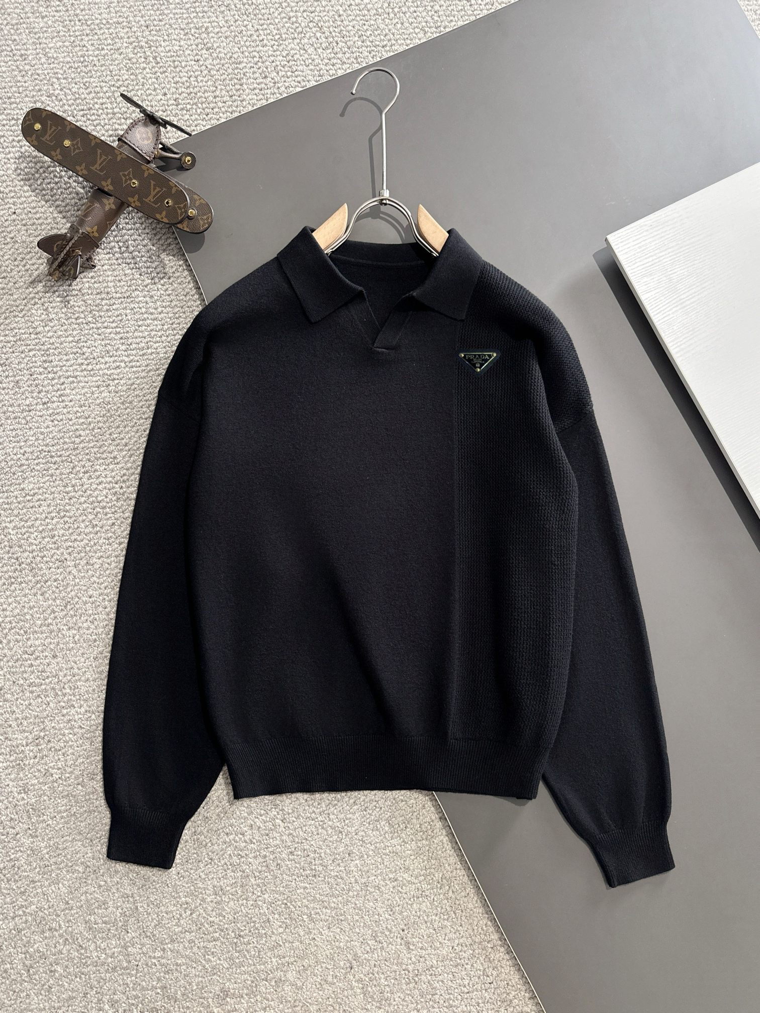 Los últimos suéteres de cuello redondo del sitio web oficial de Prada para el otoño y el invierno de 2024 están disponi…
