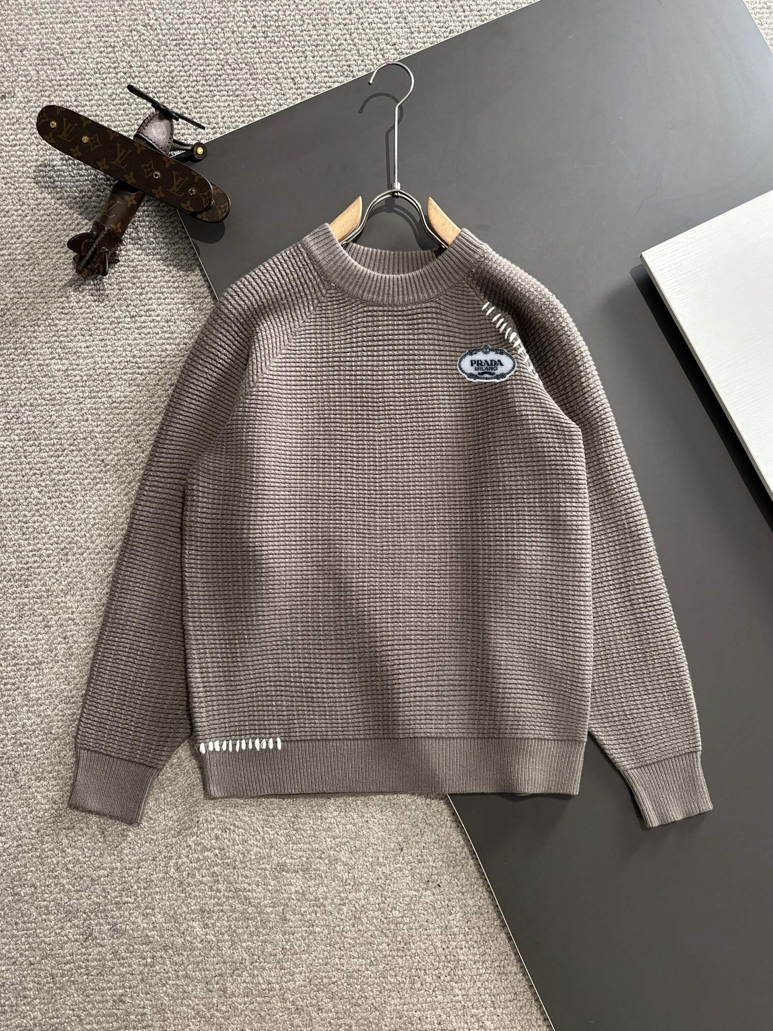 Envío al día siguiente Sitio web oficial de Prada 2024, el último suéter de cuello redondo para otoño e invie…