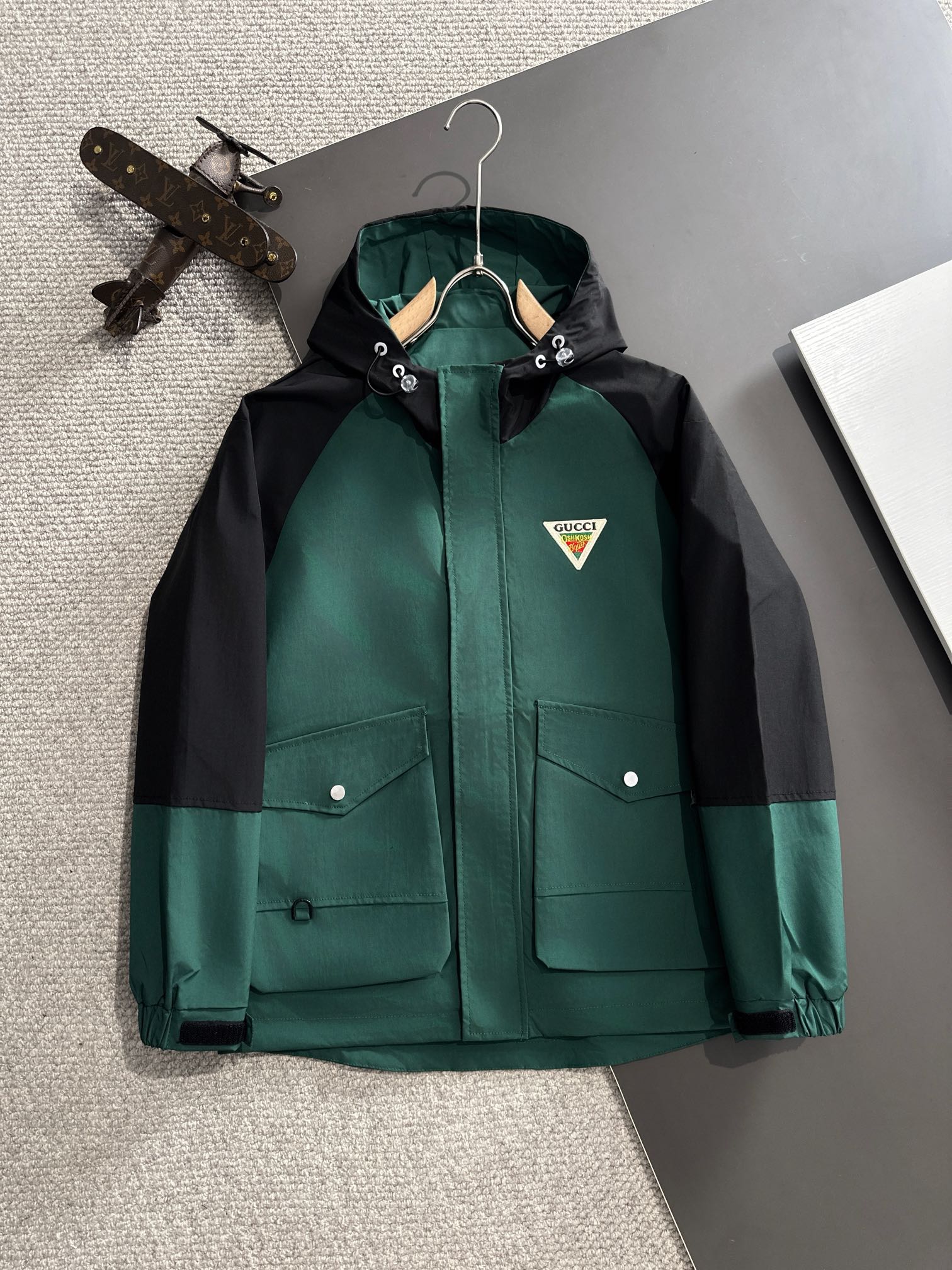 Envío al día siguiente Gucci Otoño/Invierno 2024 última chaqueta de entretiempo con capucha y cremallera, tejido de nai…