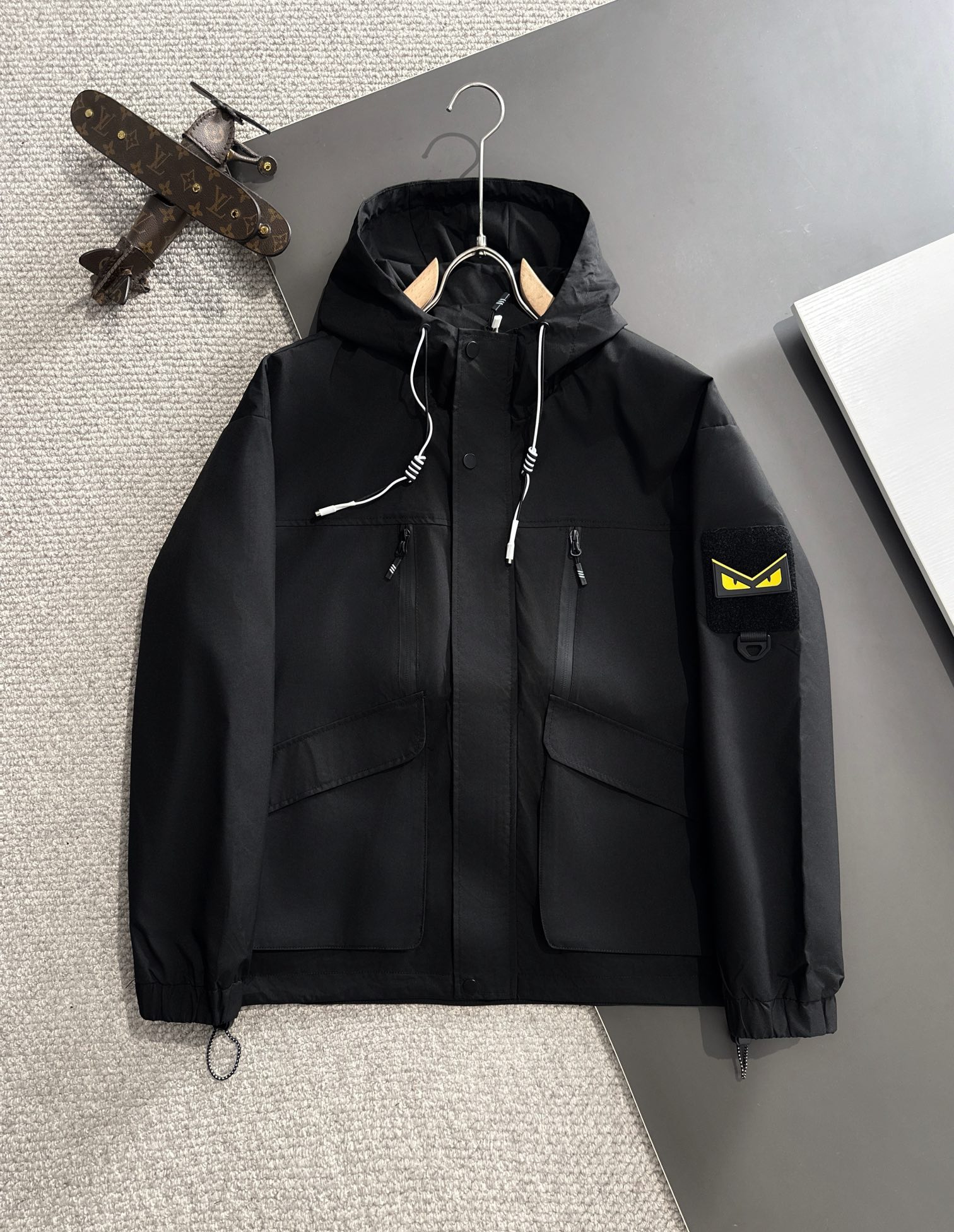 Envío al día siguiente. Fendi. Chaqueta de entretiempo con capucha y cremallera, nueva para Otoño/Invierno 2024. Tejido…