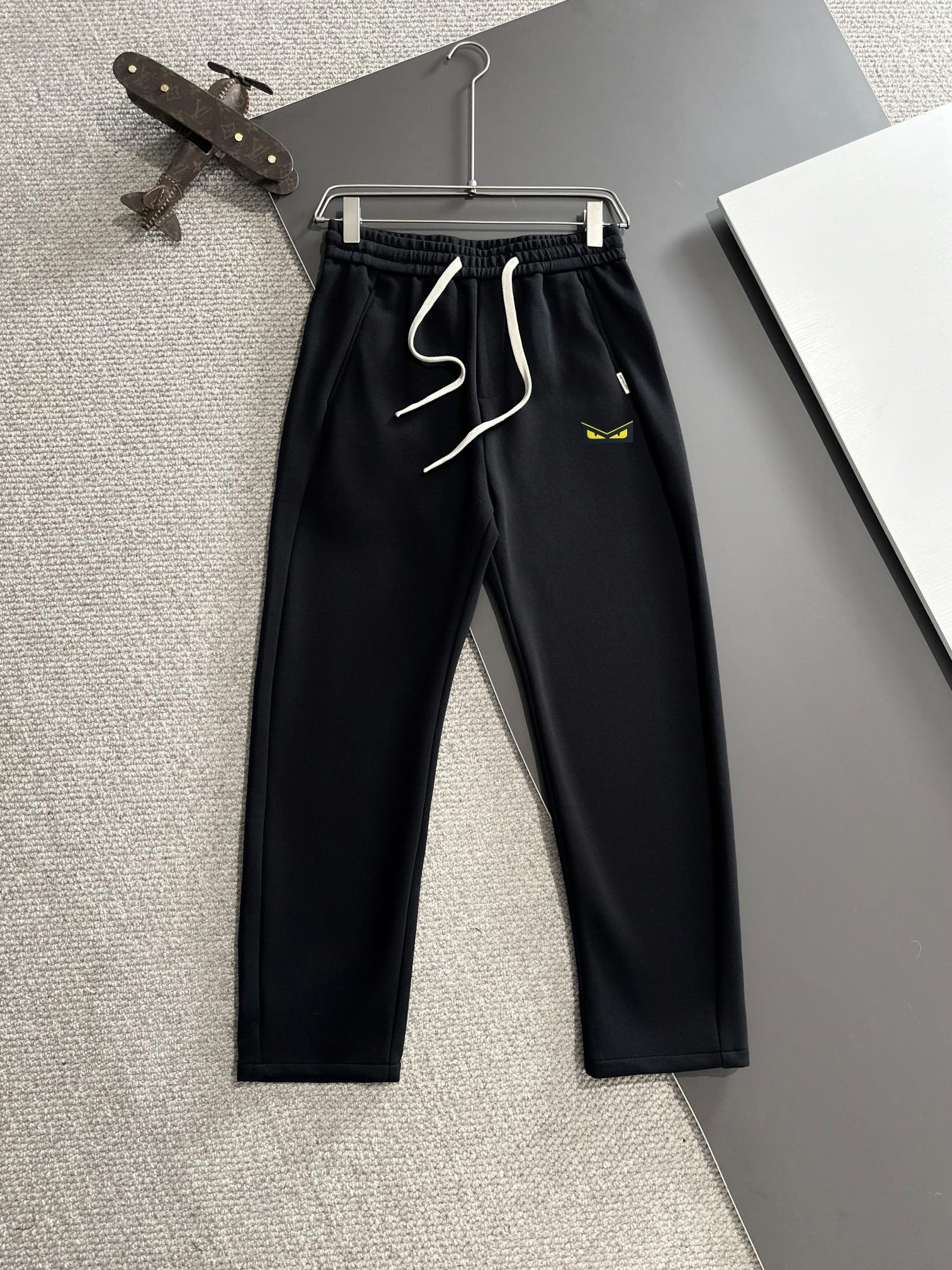 Envío al día siguiente. Fendi. Pantalones casuales con elástico, nuevos para Otoño/Invierno 2024. Tejido personalizado …