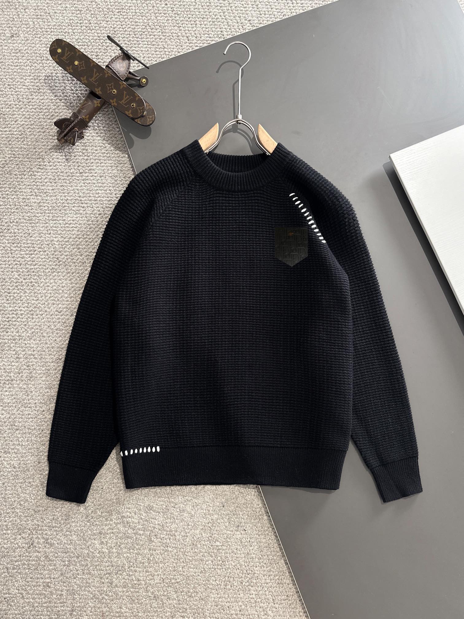 Los últimos suéteres de cuello redondo del sitio web oficial de Dior para el otoño e invierno de 2024 se enviarán al dí…